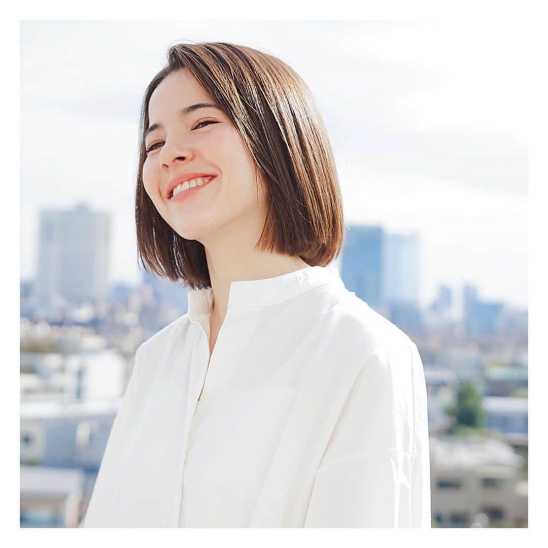 veticaのインスタグラム：「▼ veticaよりお知らせ▼  『毎日が笑顔になる』 . VeLO/veticaではアシッド矯正ストレートパーマを導入しております🌿 . アシッドストレートの良さは、 酸性領域の中で薬剤をしっかりと髪の毛に作用させることにより限りなくダメージを少なくし、 手触り、柔らかさ、ツヤが良く、仕上がりがとても"自然"なストレートの仕上がりです。 . また施術後、日頃のスタイリングをしても巻きやすいというお客様の声も多く頂いております。 . . ストレートパーマは、髪にも負担が強く難しい施術になりますので、 クセの種類によってベストな方法を提案させていただきます。 . クセの強さによっては他の矯正ストレートのご案内をさせていただく事もありますが、気になる方は是非ご気軽にご相談ください☆☆  #velohairsalon#vetica#hairsalon #縮毛矯正ストレート#ダメージレスストレート #美髪#カラーリスト#colorist #tokyorona #puca」