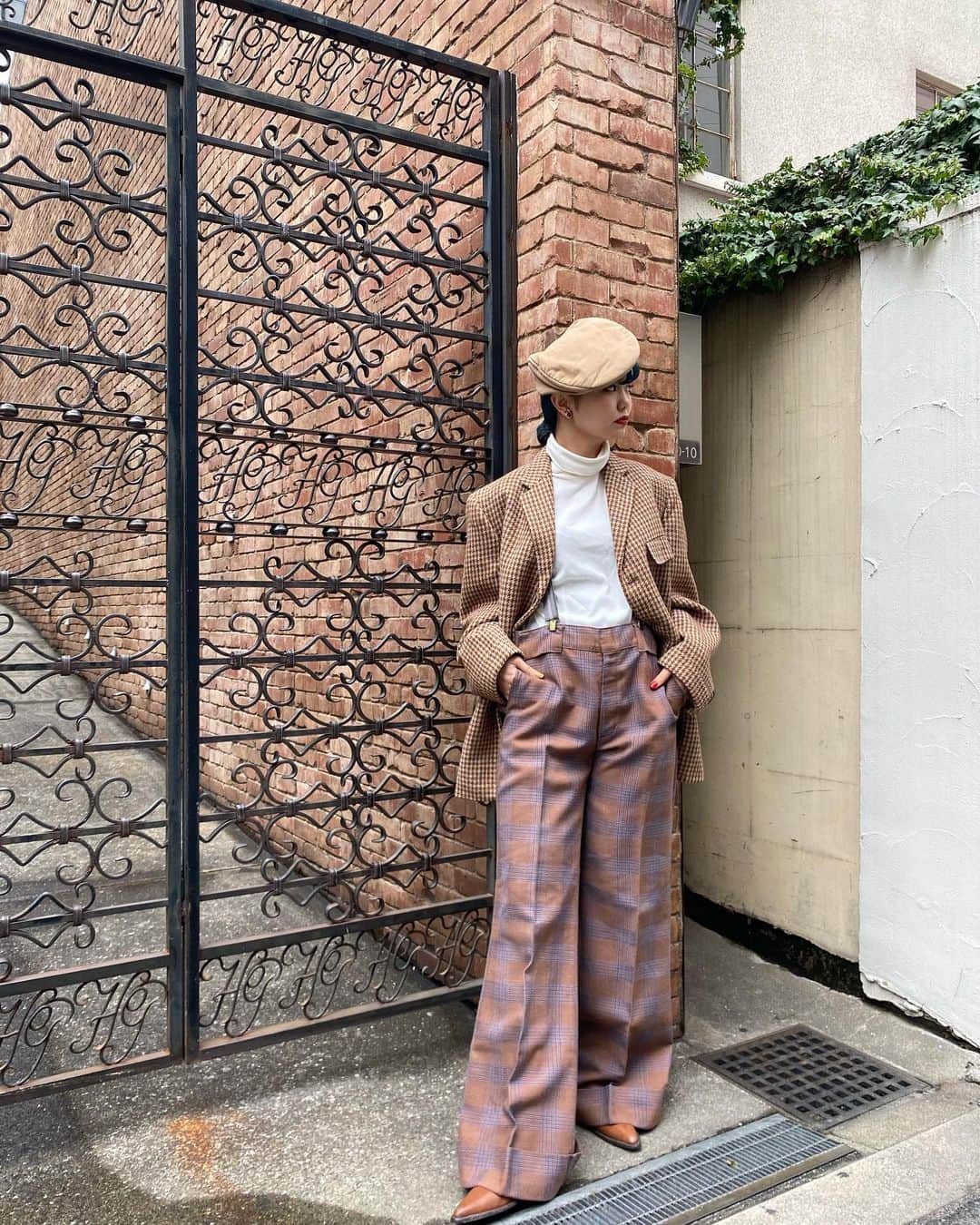 NUTTY Vintage&Collectibleのインスタグラム：「☕️NEW ARRIVAL☕️  「待ち合わせは、純喫茶で。」  ☑︎vtg brown×green check wool jacket ☑︎vtg 70's brown×blue check pants  シャツではなくタートルネックを組み合わせることで、クラシックを日常に。  オーバーサイズのメンズアイテムは、レディなカットグラスのイヤリングを取り入れてバランス良く着こなして。  styling by @nutty_aiko   🛒VINTAGE ONLINE STOREにてお買い求めいただけます🛒  ---------------------------------------------------- 💐Formal Fair 2021💐1/18(mon)~ ☑︎ヴィンテージジュエリーALL10%OFF  🚌送料無料🚌1/15(fri)~ ☑︎VINTAGE ONLINE STORE ¥10000以上 ☑︎SELECT BOUTIQUE ONLINE STORE ¥5000以上 お買い上げで全国一律送料無料！ （※ONLINE STORE/その他通販全て対象） ----------------------------------------------------」