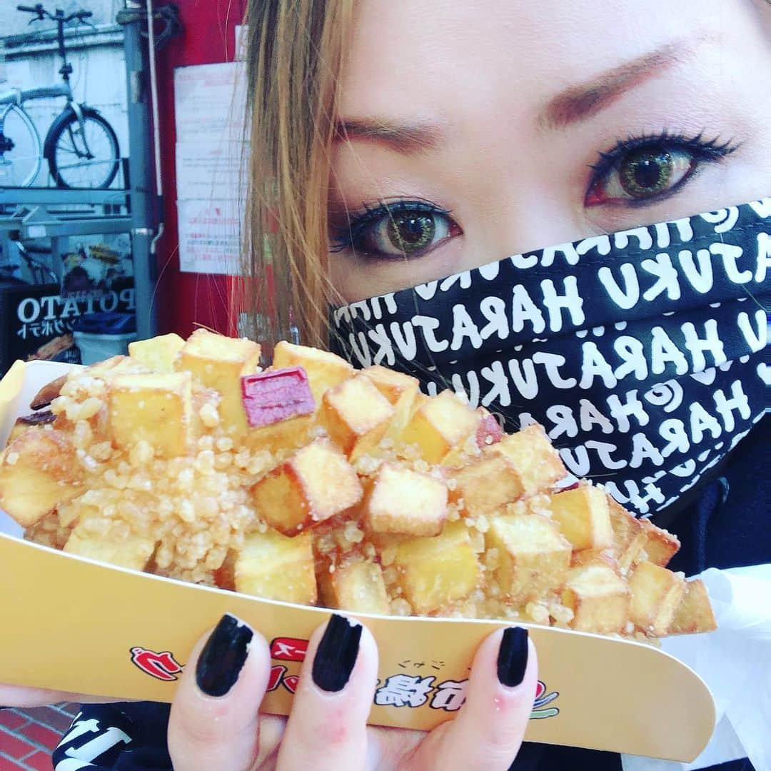 有奈めぐみのインスタグラム：「中のチーズとウィンナーは食べきれなかったけど、衣のさつまいもほんのり甘くて美味しい😋 #av #風俗嬢 #熟女 #渋谷 #さつまいも」