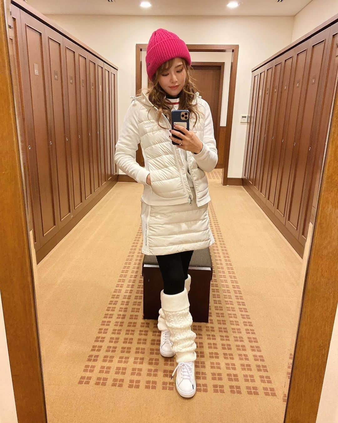 Yuuさんのインスタグラム写真 - (YuuInstagram)「NEWシューズ👟❤️  ソールが赤くて可愛い〜❗️ ソフトスパイクだから普段履きもできちゃう( ˃ ⌑ ˂ )❣️  練習場にもそのまま履いていけるし、とっても重宝しています♪ 日本ではまだ買えないんだけど、近いうちに日本のAmazonに販売する予定なんだって❣️  日本語対応可能なので知りたいことがあればDMしてみて❤️👇 @avvesgolf.ltd   #アベスゴルフ #avvesgolf #ゴルフシューズ  #ガチゴルフ女子 #ゴルフ女子 #ゴルフバカ #ゴルフスクール #ゴルフウェア #ゴルフ女子コーデ」1月27日 20時26分 - yuu1115yuu