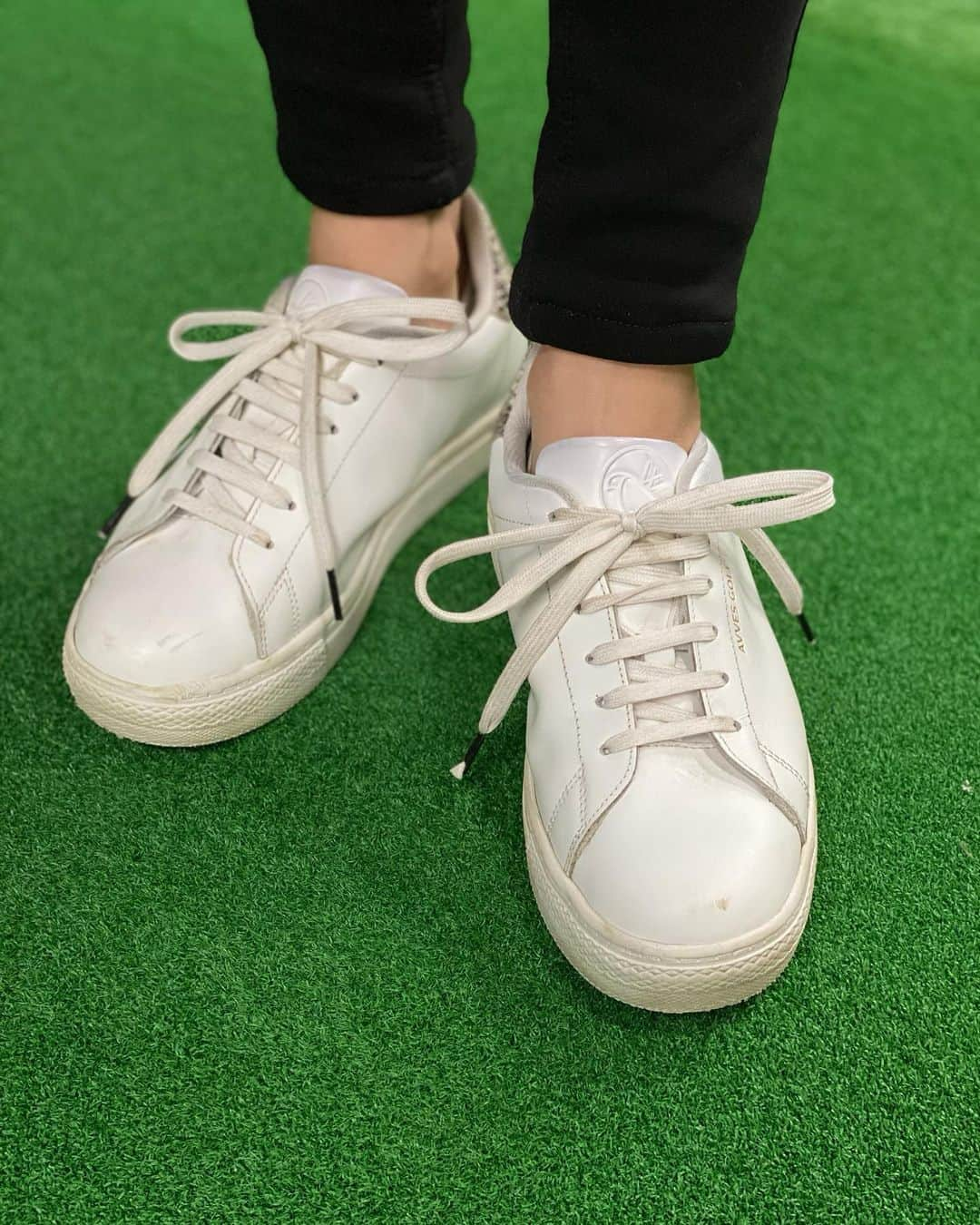 Yuuさんのインスタグラム写真 - (YuuInstagram)「NEWシューズ👟❤️  ソールが赤くて可愛い〜❗️ ソフトスパイクだから普段履きもできちゃう( ˃ ⌑ ˂ )❣️  練習場にもそのまま履いていけるし、とっても重宝しています♪ 日本ではまだ買えないんだけど、近いうちに日本のAmazonに販売する予定なんだって❣️  日本語対応可能なので知りたいことがあればDMしてみて❤️👇 @avvesgolf.ltd   #アベスゴルフ #avvesgolf #ゴルフシューズ  #ガチゴルフ女子 #ゴルフ女子 #ゴルフバカ #ゴルフスクール #ゴルフウェア #ゴルフ女子コーデ」1月27日 20時26分 - yuu1115yuu