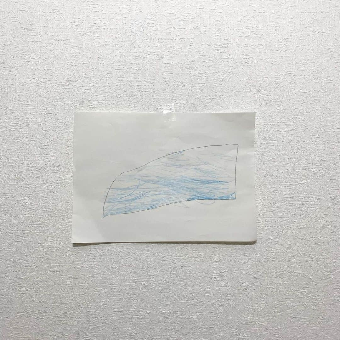 南まことのインスタグラム：「きょーのdrawing。川なんだって。 タレルみたいで素敵よ。 川を切り取るなんて大人には出来ない発想よね。 #ジェームズタレル #4歳 #親バカ部」