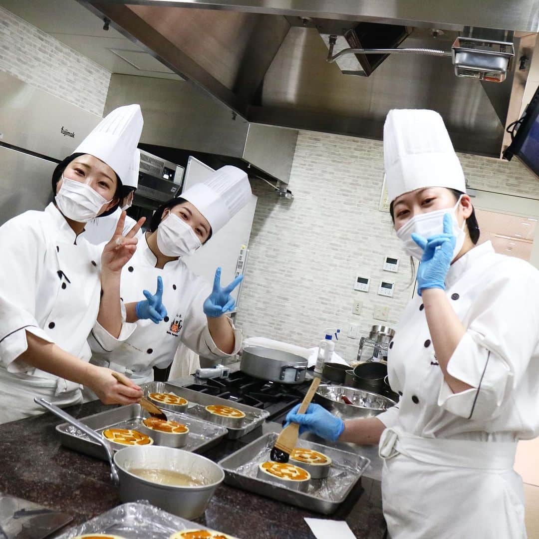 札幌ベルエポック製菓調理専門学校【公式】のインスタグラム：「🍰スイーツ・フード実践科🍰 ワンハートサービスのお知らせ  いつも元気いっぱい😊 実践科1年生 1年間の集大成として ワンハートサービス  (学内店舗実習)を 開催します💖  🔸日程🔸 2月16日(火)   ※感染症対策をしっかり行い みなさまのお越しを お待ちしております😌 販売開始時間、販売消費に 関しては順次公開お楽しみに❤️  #おでかけ授業 #特別授業 #業界直結 #プロから学ぶ #本物 #学び #製菓  #調理  #カフェ  #製菓調理専門学校ベルエポック #衛生管理  #食材教育 #札幌ベルエポック製菓調理専門学校 #いろいろな体験と #たくさんの出逢い #可能性が広がる #ベルエポック」