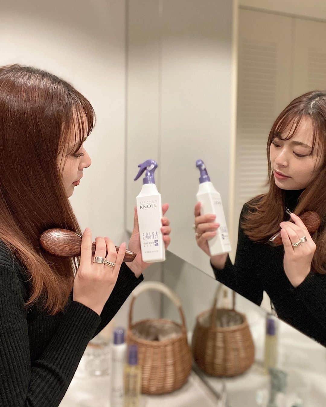 Yuuki mimuraさんのインスタグラム写真 - (Yuuki mimuraInstagram)「🕌✨  前にも紹介したスティーブンノルの ヘアケア💇🏻‍♀️✨ ミストは本当に私の髪質にも合ってて リピートしてたんだけど なくなりかけたタイミングで ミストと、さらにフォームタイプのものと、 オイルをいただいたので トリプル使いでカラーケアしながら ツルツルの髪の毛を維持できるように 毎日使ってます🎠  わたしは癖もあるし 乾燥しやすい上に多毛なので 何もつけずに乾かすと広がりまくって それはもう大変なことになるんだけど😢 シャンプーした後タオルドライをしてから 毛先を中心にミストをたっぷり吹きかける→ 根元からしっかりと乾かす→ 乾いたらフォームを中間から毛先に向かってつける→ ブローorストレートアイロンで癖を伸ばす→ 寝る前にオイルをつける …というしっかりめのケアをしてますっ。  お肌も化粧水のあとに乳液つけて、 美容液つけて、クリームで蓋して…って 丁寧にやると思うんだけど 髪の毛もきちんとケアしてあげないと 特にこの時期は乾燥もひどいし パサパサになってしまうので🥲🥲🥲  是非使ってみて欲しいな🥰✨  #スティーブンノル #ハイドロリニューミストカラープロテクト #カラーシャイニングエッセンス #シャインカラーケアオイル #skny_ad#ヘアケア#ヘア#サロモ#サロンモデル #髪#美髪#ビューティー#美容#美容好きな人と繋がりたい」1月27日 20時28分 - u0829u