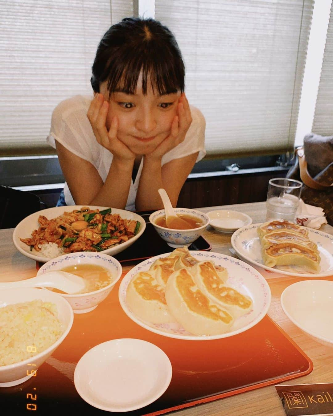 柿原桃里のインスタグラム：「_ ジューシーで皮がもちもちで外がパリパリな、ひとくちで食べれないくらいのおっっきい餃子をひとくちで食べたいです #餃子 #ギョーザ #ぎょうざ！！」