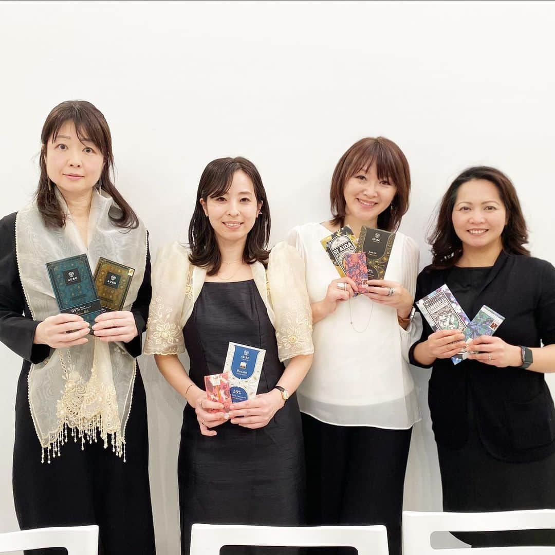 市川歩美のインスタグラム：「@hanako_magazine  マガジンハウス「hanako」公式インスタライブ❤️楽しかったです💕🥰🇵🇭  私も大注目している、フィリピンのビーントゥバーチョコレート、チョコレート、カカオの料理や文化をご紹介。  日本で買えるおしゃれでおいしい @aurochocolate.jp  @theoandphilo.jp  AURO CHOCOLATE  THEO&PHILO をご紹介🇵🇭❤️  トラベルジャーナリストの江藤詩文さんとご一緒に。   チョコレート粥「チャンポラード」、とても美味しかったです♡  フィリピンといえば！カカオ、そしてチョコレートです。  視聴者のみなさん、スタッフのみなさん、ありがとうございました♡♡  #チョコレート #チョコレート大好き #チョコレート好き #ショコラ #チョコレート好きと繋がりたい #チョコレートケーキ #chocolate #カカオ #cacao #ilovechocolate  #chocolat #chocolatelovers  #chocolate #カカオ #ビーントゥバー #クラフトチョコレート #ビーントゥバーチョコレート #beantobar #beantobarchocolate #craftchocolate #フィリピンチョコレート #テオアンドフィロ #オーロチョコレート #ダバオ #philippinecacao」