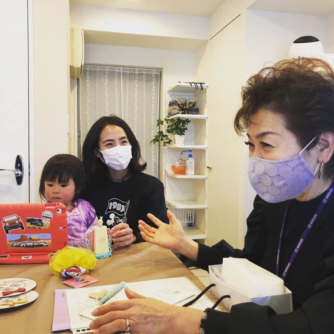 福田恭巳のインスタグラム：「. . #moisteane 浦安準備室さんが 私,福田恭巳を応援してくださる事に なりました！  #ママアスリート として活動する中で #スラックライン は外で練習する事が ほとんどなので 化粧と言っても日焼け止めくらいで さらに夏は日焼け止めが落ちちゃって 真っ黒になる事もあります💦  産後年齢とともに シワやシミも増えなかなか 化粧をしないとやばいなーって顔に😭  #モイスティーヌ の 美容器と化粧品を利用して マスクでの肌かぶれ乾燥や日焼けによるシワ ニキビや肌の赤みなどを改善していきます😊  モイスティーヌ浦安準備室では 直接またはLINEを利用して お肌のカウンセリングを受け アドバイスを貰います その後ホームケアで日々お手入れ また1〜2ヶ月でカウンセリングを受けてアドバイス と言った形でサポートしてくれます！  クレンジングと洗顔だけでも 肌がもちもちになり仕上がりが よかったのを実感したこの1ヶ月 2枚目の写真で肌のきめが少ないのがわかりますね💦 今後肌のきめがどこまで復活するか とっても楽しみです❤️  モイスティーヌを体験する事もできます！ 興味のある方はぜひご連絡ください😄  @m_urayasu.koide   ▽▼▽▼▽▼▽▼▽▼▽▼▽▼▽▼▽▼ 福田恭巳の詳しい情報は プロフィールのリンクから👌 → @yukimi_slackline  ▲△▲△▲△▲△▲△▲△▲△▲△▲△  #おうちエステ #ルームケア #美肌の輪 #ラミノ #美容器 #肌ケア #マスクかぶれ #日焼け #乾燥肌 #シワ改善 #にきびケア #浦安 #浦安市」