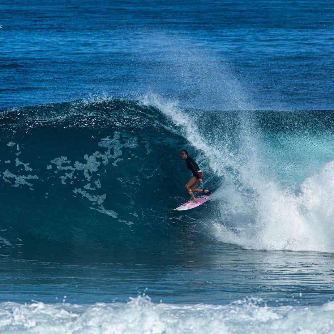 カリッサ・ムーアのインスタグラム：「Big thanks to @vanstriplecrownsurf for giving the surfers a platform to perform and keep our blades sharp during this time in between events. It was an extremely humbling experience pursuing the Triple Crown and trying to put together two solid waves at each spot. It was quite difficult and I know I’ve got lots of room for improvement! I have a new appreciation for the past champions and what it takes to excel at three completely different and extremely challenging waves on the North Shore of Oahu. Big congrats to all the men and ladies that got out there and charged. Super impressed and inspired by all the incredible entires. @john_john_florence jaw dropping performance 🙌🏼 @brontemacaulay @moana.17 great job 👏🏼 Mahalo @swellpatrol @peterkingphoto @thomas_allan for helping me get the clips... @joelcenteio for your support throughout, @mayhemsurfboards_mattbiolos for the solid equipment, Dad for all the early morning drives, Hubby and the rest of the team you know who you are. Love you ❤️ pic/ @scottsullivanphoto」