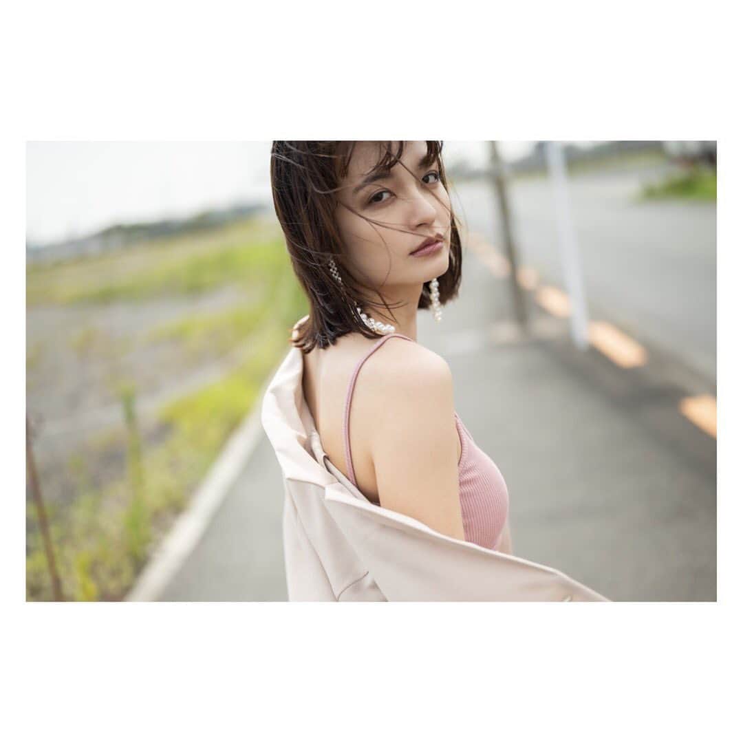 のインスタグラム：「ロケーションが渋くて楽しかった撮影の日。 いっぱい撮ってお腹ぺこぺこで 銀鱈の西京漬にたどり着けた自分に拍手を送りたくなりました👏☺️ 目覚まし美女図鑑というウェブでみれる連載に載せていただいております。 是非見て下さい。 まだまだたくさん写真あるのでちょっとずつ載せますね😉  📸 @yayamax88  💄 @sarinakanaoka   いつも素敵な写真を、 いつも素敵なメイクを ありがとうございます。 大好きなお2人です☺️」