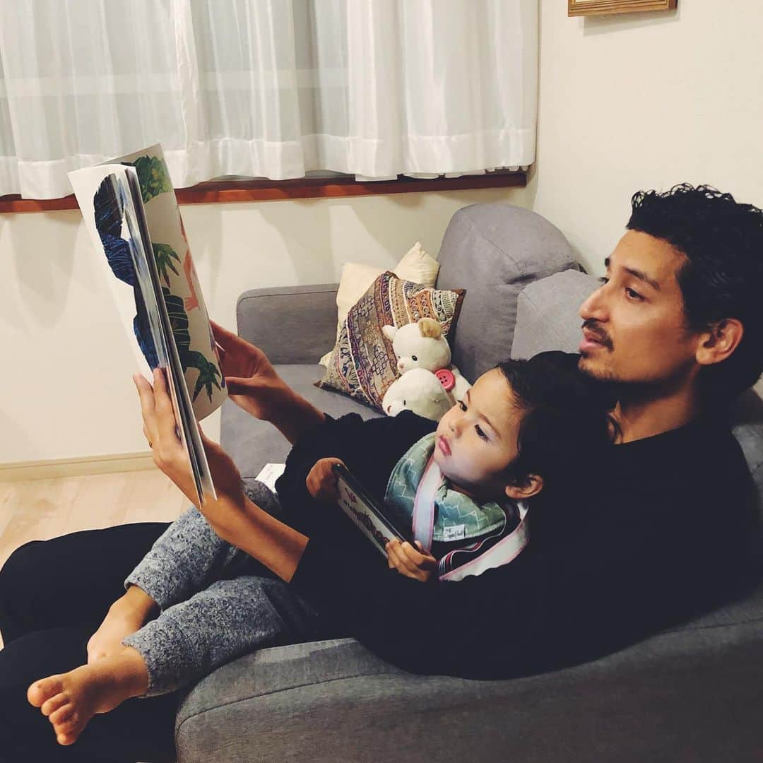 のインスタグラム：「#dadandson 👨‍👦‍👦  @officialericcarle  #fromheadtotoe 📚  @niina_ease 素敵な🎁有難う💕」