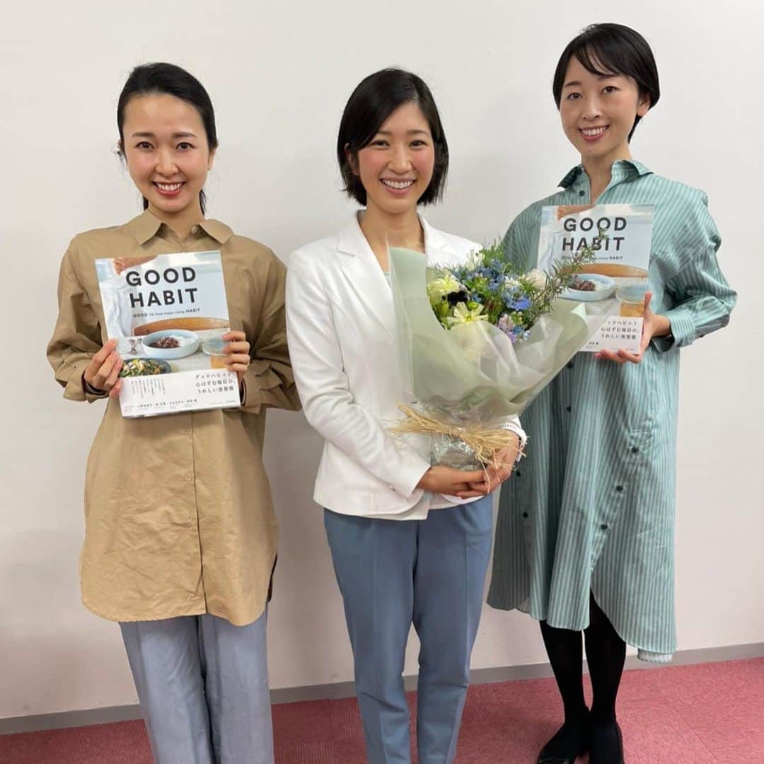 徳重杏奈のインスタグラム：「📘﻿ 学生時代からの友人 #村田英理子 さんの﻿ はじめて料理本「GOOD HABIT」の﻿ 出版記念オンライントークショー✨﻿ ﻿ 高校の後輩で﻿ #山川出版社 の #平井里枝 さんもゲストに迎え﻿ 参加してくださった方と一緒に﻿ 楽しい時間を過ごすことができました🤗﻿ ﻿ 毎日の生活で外せない食﻿ 身体作りはもちろん、﻿ 心や生活にもリンクする #食習慣﻿ あらためて、﻿ その大切さを考えるきっかけになりました。﻿ ﻿ オンラインではありますが﻿ 最後に記念にフォトセッションの時間を設けてみました💫﻿ ﻿ 英理子ちゃんのあたたかいメッセージが﻿ 一人でも多くの人に届きますように。﻿ ﻿ 日本語と英語の二ヶ国語で書かれているので﻿ 勉強にもなりますよ🌎﻿ ﻿ ﻿ ﻿ #GOODHABIT #athletefoodmeister #アスリートフードマイスター #レシピ本 #料理本 #マウスシールド着用 #zoomセミナー #アナウンサー #徳重杏奈」