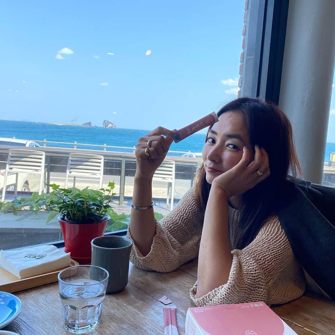 チン・ジェヨンのインスタグラム：「. 여러분.  저 할일이 백만스물하나.  새로운 프로젝트들로 정신이쏙빠지는요즘이예요.  일복은 타고난거같아요 😊. . 저희, 비로소효소 내일만나는데요.  이번이  11차 오픈이래요.  이토록 사랑해주시는 이유가 분명있겠죠.  드셔보신분들 소개로소개로  비로소 기다리시는분들이 문의가끊이질않아 신기하게도 매회차 구매가 늘어나는 비로소인데요.  비로소는, 정말 약안챙겨먹는 남자들도 주머니에 핑크비로소는 챙겨다닐정도로 식후 소화가빠르게되고  빵빵 답답한속이 쑥내려가는 느낌있어요.  야식드시는분들은 바로주무시지말고  필히 비로소먹고주무세요. 일어나면 속이달라요.  . 저는, 하루 2번 식후먹는데요. 빠른효과를위해 한번에 2포를드셔도좋아요. 첨가제가들어있지않은  100% 순수발효효소이기때문에 몸에 무리가없어요. (소화제 자주드시는분들은 소화제내성이생겨 소화기능이떨어져요) . *비로소는,  유산균. 홍삼과 같이드시면 더 효과가좋아요.  . 🏷only콘티에서만 가능한 가격혜택입니다.  내일 꼭만나요.  *28일부터 순차발송시작되어요.  . 🤎비로소는, 100%곡물만을 발효해서만든 발효효소로, 발효과정을 거친원료외의, 다른원료는 전혀사용하지않은 유일성을 가진 효소입니다.  . 🏷비로소 체크포인트 ▪️100%발효효소. ▪️순수발효과정을 거친100% 곡물원료사용. ▪8가지 통곡물발효. ▪정제효소x, 첨가물x  ▪1포당 3.7g중량제조 ♥️시중의 효소 제품들은  1포에 3g으로 나오는 제품이 대부분이나  비로소는 0.7g의 진정성을 더 담아내어 1포에 3.7g입니다. . . #콘티✖️비로소 (28-31) @con.t_commerce  . .」
