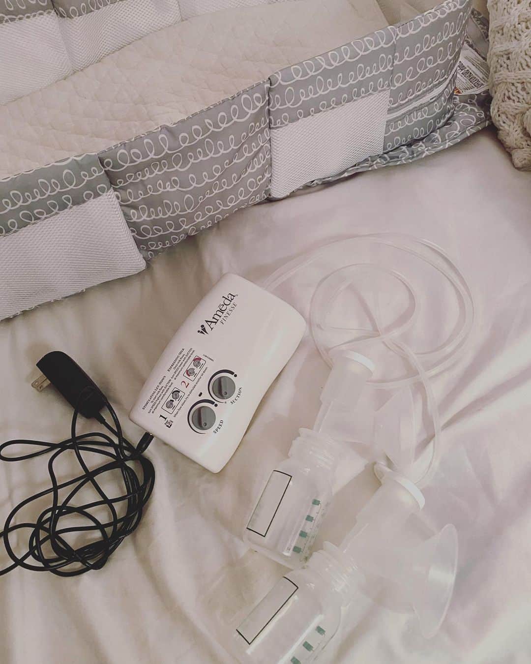 中鉢明子のインスタグラム：「🤱ElectricBreastPump /exclusively breastfeeding 搾乳機さん、出番です！産後3日くらいから、おっぱいが張って岩のようにゴチゴチになってきました。赤ちゃんがもう赤ちゃんとの需要と供給が整うまで(赤ちゃんがもう少し量を飲めるようになるまで)母乳搾乳して、産後のママ検診などコロナで子どもは連れて行けないことが増えてるのでいざというときの外出時用に冷凍保存しておきます。#母乳だけで育てる #電動搾乳機 #子育て #ElectricBreastPump #parenting  #exclusivelybreastfeeding」