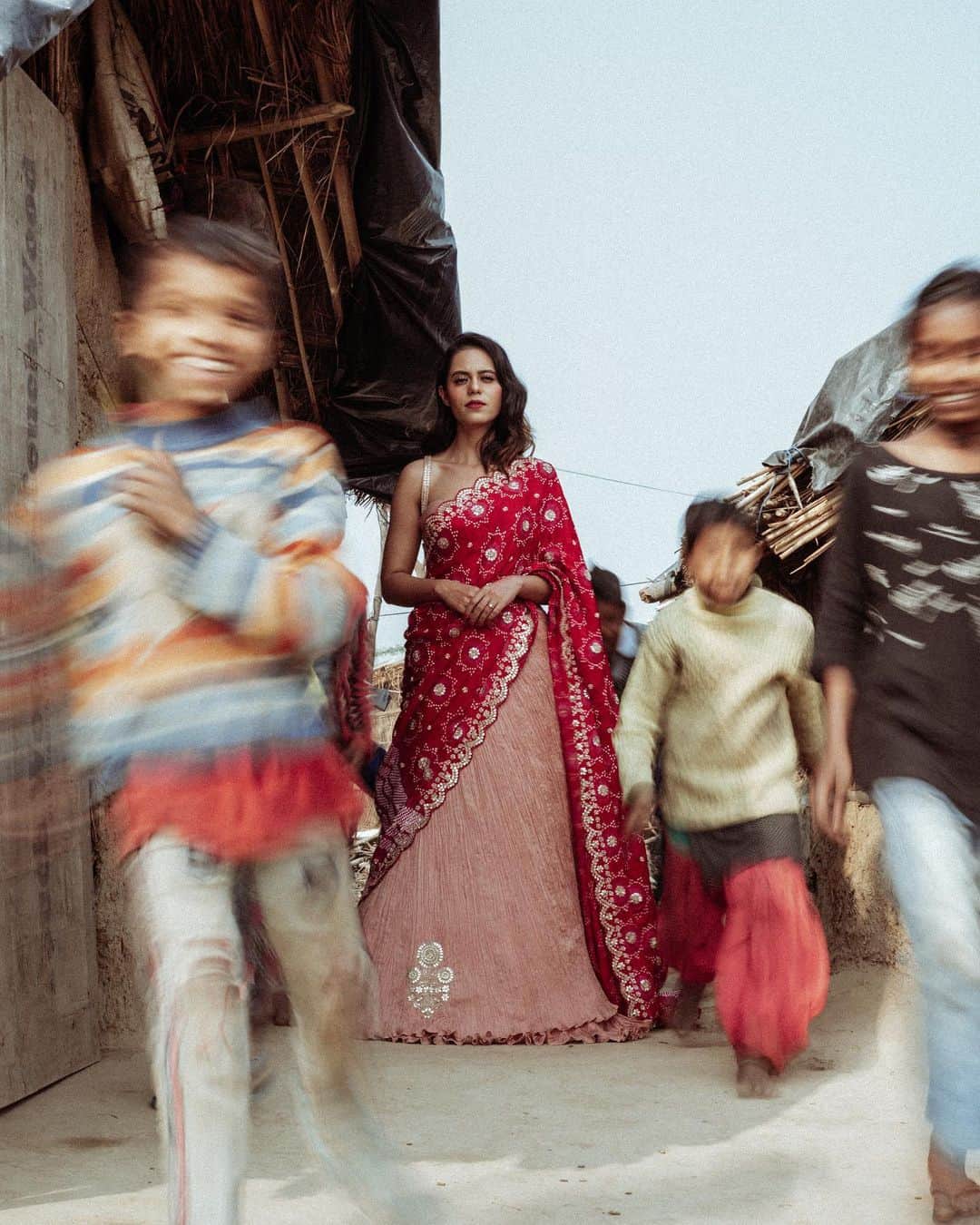 Aakriti Ranaさんのインスタグラム写真 - (Aakriti RanaInstagram)「Happiness is truly an inside job 🙏🏻 I often interact with kids from villages and orphanages when I donate my clothes and one thing which stuck me is how most of them are always smiling. This photo series is to show the contrast of how we live in our own privileged worlds and find so many things to be upset about when these kids with so less find so many reasons to still smile 🤍  The gorgeous Outfit Is By - @faabiianaofficial  Shot by @shivamphotoworks  Direction - @_shrutichawla_  Styling - @adi.anjaani   ——————————————————- #aakritirana #photoseries #india #village #privilege #contrast #happiness #photography #indianvillage #children #saree #ethnicwear #indianwear」1月27日 15時26分 - aakritiranaofficial