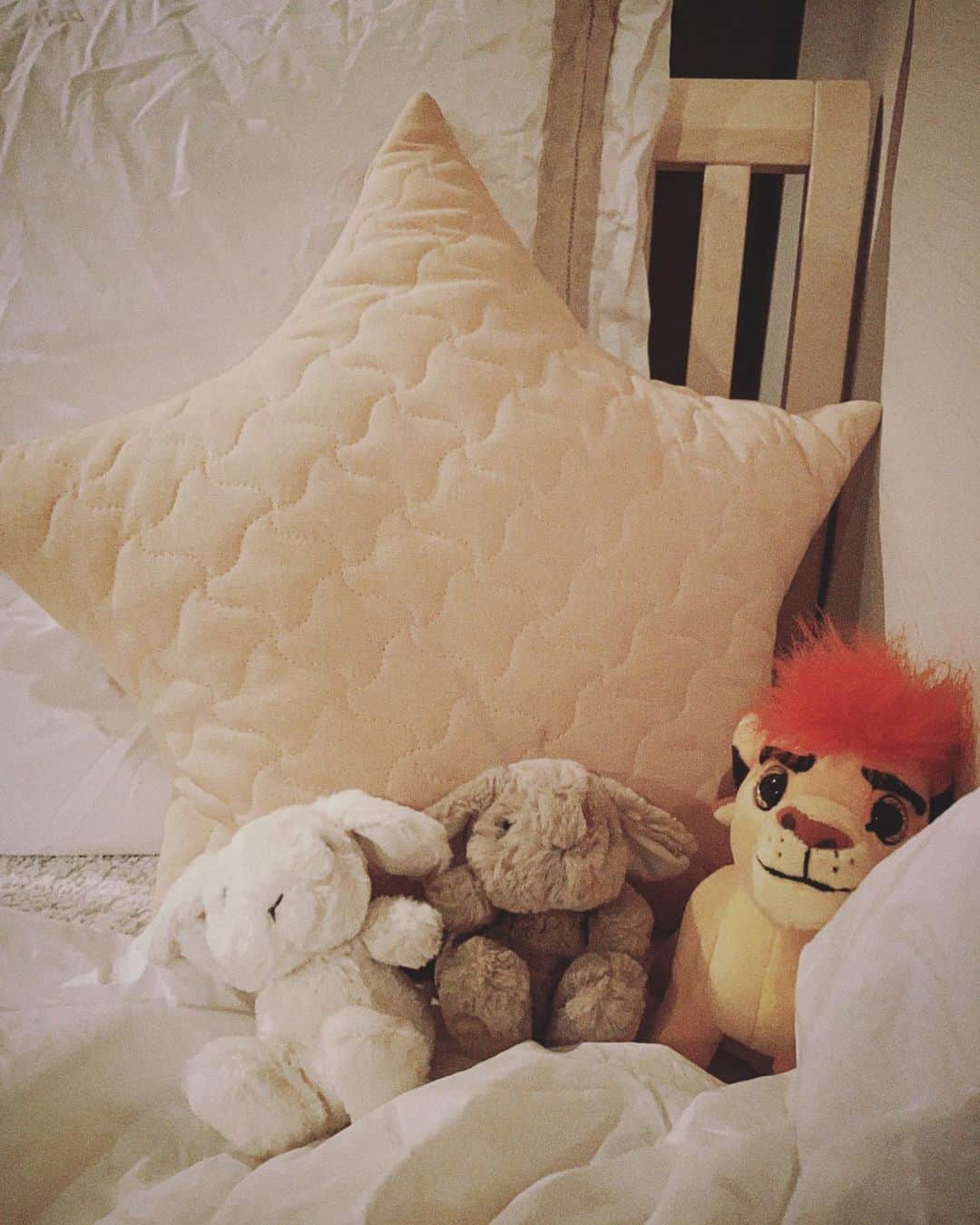 廣瀬規子のインスタグラム：「@bonpoint で出逢ってしまった 🐰ウサちゃん達。 ・ 名前はキャンディとリボンと申します。 （名付け親: お嬢） ・ ・ #隣のライオンくんには #まだ名前がありません💦 #最近娘とのやりとりの中で #この子達が大活躍してくれるのです #なかなか娘が動かない時は #私が言いたいセリフを #この子達に言ってもらいます #そう #腹話術のようにw #声を高くしてくちびるを極力動かさず #マミィ頑張っとりますw #でもこれがなかなか効果的で #朝も起きてくれたり #歯磨きしてくれたり #ベッドにすんなりいってくれたり #子育てって難しいんだけど面白い #こちらの余裕から #いろんなアイディアが生まれたり #コミュニケーションを上手く取れるきっかけになったり #日々手を替え品を替えですが #心に余裕を持つこと #子供と向き合うこと #子供を信じること #もちろん私に至ってはこれが毎日出来るはずもなく #でも何かアレと思った時は #この3つを意識すると #案外簡単に解決することがあったりします #感じたこと忘れないように📝」