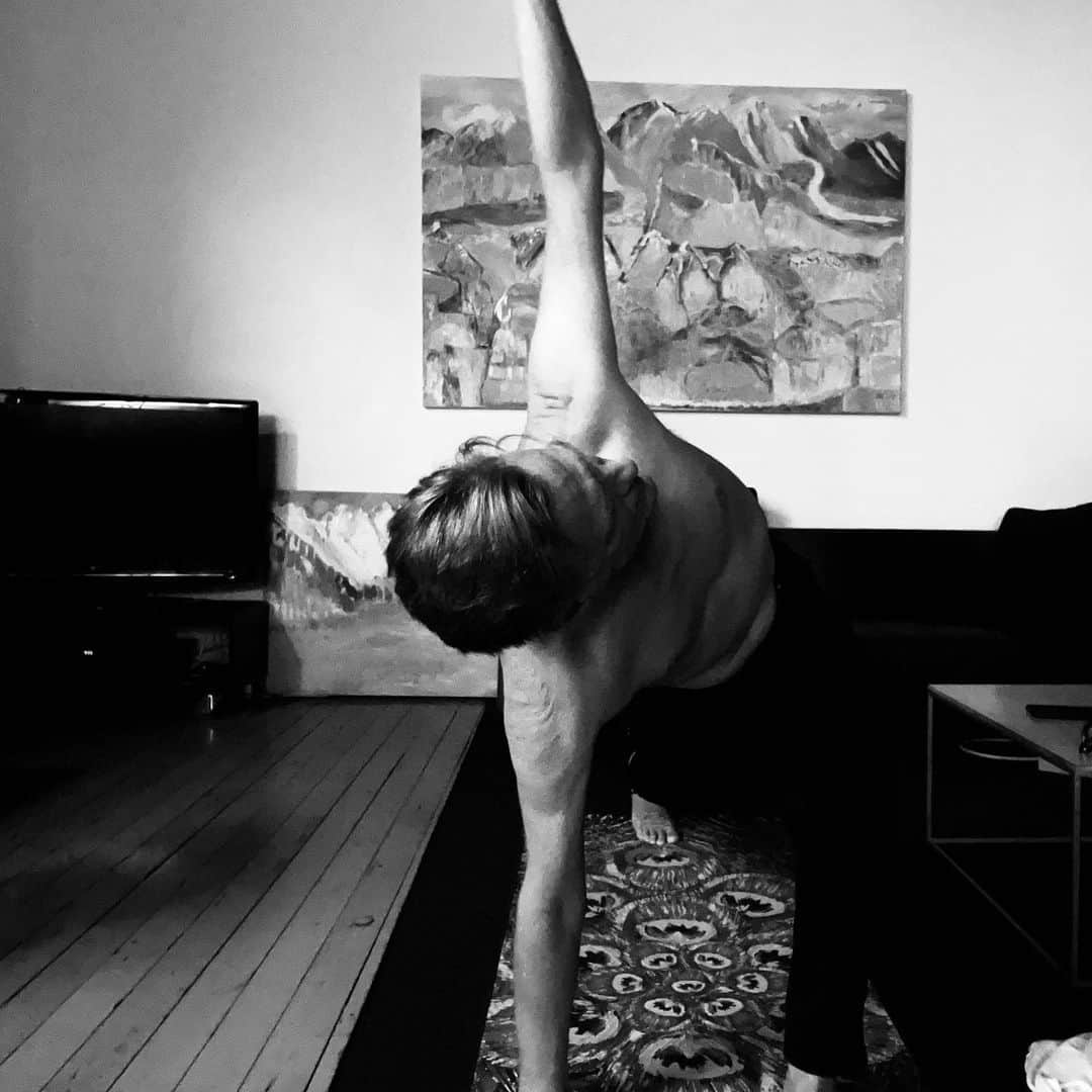 ブライアン・アダムスのインスタグラム：「Late night hit the mat yoga after a long day. #yogaisforeverybody #thatshowiroll」
