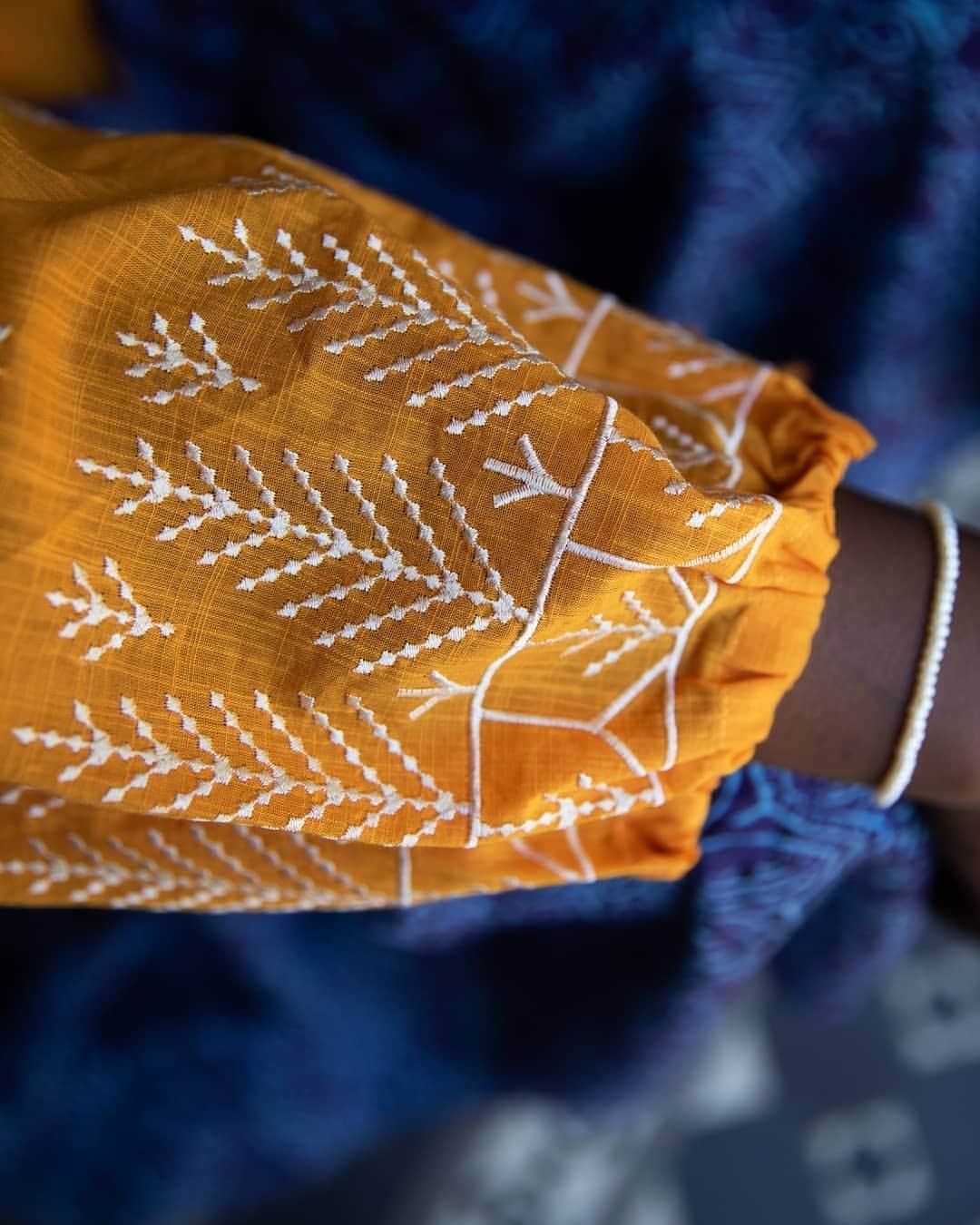 ミーガンパークのインスタグラム：「All about the embroidered details 🧡 // the Elvia Cotton Blouse in Inca Gold x」