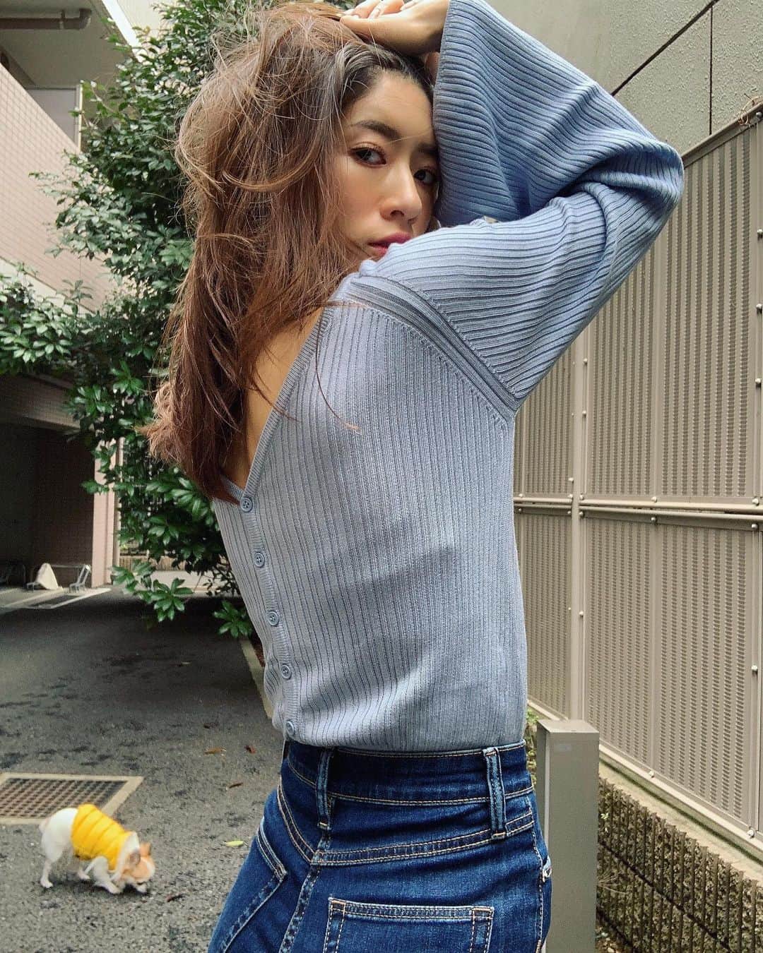 柳めぐみのインスタグラム：「. . Shooting with Choro🤣💙🐶 . 春に向けて綺麗な水色とかピンクとかグリーンが気になる🌿  #outfit #wardrobe  #大人スタイル #大人コーデ  #カジュアルコーデ #シンプルコーデ  #シンプルスタイル  #デニムスタイル #デニム大好き #シンプル大好き  #ニット帽 #今日はとても寒い🥶」
