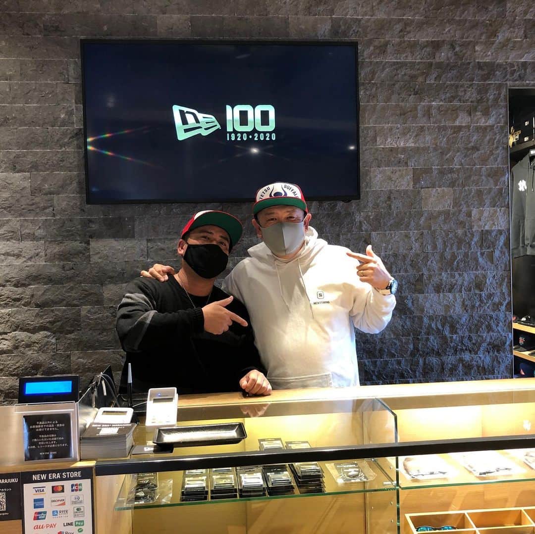 小田幸平のインスタグラム：「今日は仕事の合間に、NEWERA原宿大友店長に会いに行って来ました🧢帽子好きな僕にとっては夢の国❗️是非是非最高なので行ってみて下さい。#にゅーえらきゃっぷ#原宿#はげch#中日ドラゴンズ#読売ジャイアンツ#三菱重工west#店長」
