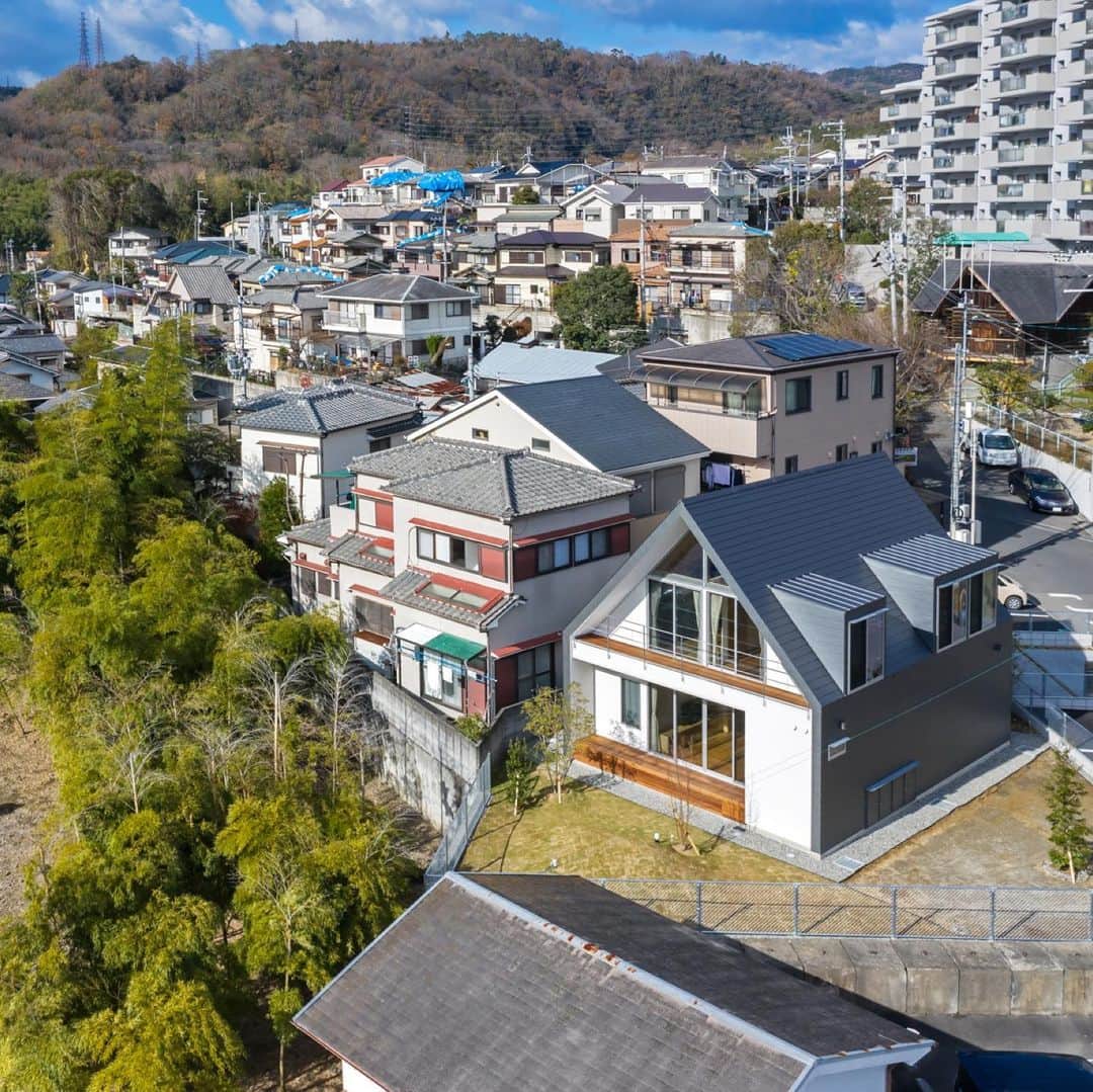 Horibe Associates co., ltd. のインスタグラム：「・ #ボルダリングルーム のある家  more⇨@horibeassociates  photo @yoheisasakura   #architecture#architect#architecturephoto#architecturephotografy#ボルダリング#instahome#architettura#Kiếntrúc#arquitectura#Architektur#Arkitekture#architexture #マイホーム記録#マイホームメモ#クライミング#家型#キッチン収納#bouldering#boulderingroom#climbing#住宅 #建築家」