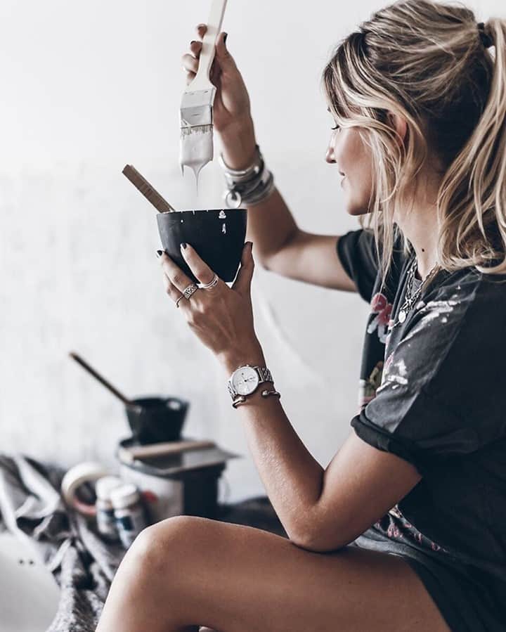 Kapten & Sonさんのインスタグラム写真 - (Kapten & SonInstagram)「'If you want something done, do it yourself.' ✨ Being productive and creative at once is the best feeling, isn't it? 🙌 @mikutas wears our Chrono Silver "Steel" while painting her home. 🖤 #bekapten #kaptenandson⁠ .⁠ .⁠ .⁠ #watch #silver #gold #chrono #diy #home #outfit #inspo #fashion #fashionlover #style #ootd #dailyinspo #berlin ⁠」1月27日 15時30分 - kaptenandson