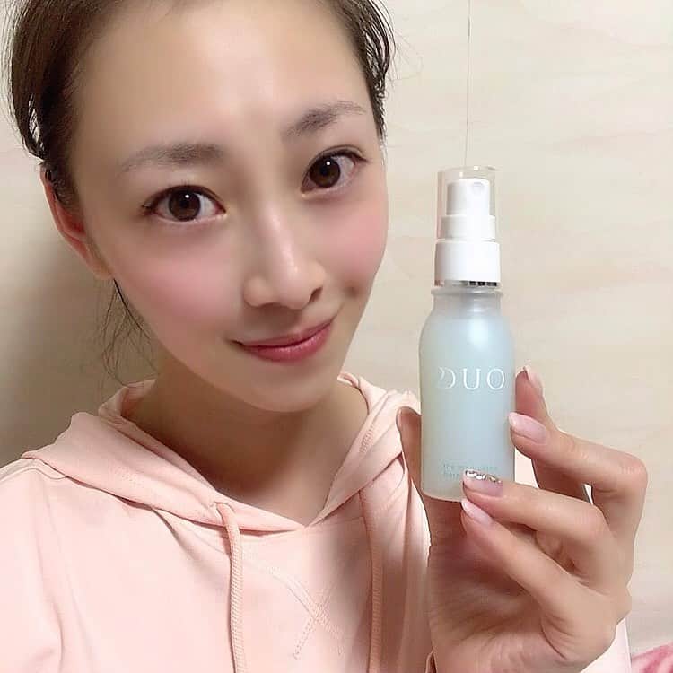 中村果生莉のインスタグラム：「😍✨ . . クレンジングバームでも有名なデュオから、#バリアレスキュー (美容液)が発売されたので使ってみたら  これはすごい😂✨  何がすごいって、美容液なのにミストなんです！  ベタつかないのにかなりしっとりで、うるおい抜群♡  しかもパラベン・鉱物油・石油系合成界面活性剤・合成着色料・合成香料・アルコール フリーだから敏感肌でも安心なのが有難い😭🙏  乾燥が気になるこの季節、ミストだから持ち歩いてお化粧直しとかにも使えそう😆  かなりオススメ！  一軍仲間入り決定です😍  #クレンジングバーム #デュオ #導入美容液 #PR #敏感肌用 #ブースター #DUOコスメ #バリアレスキュー」