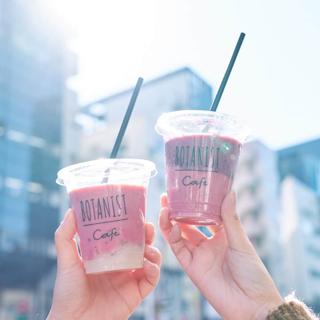 botanist officialのインスタグラム：「【SPRING MENU🌸】 BOTANIST Tokyo（@botanist_tokyo）店内でのご飲食が不安だったり難しい時には、カフェメニューのほとんどが、お持ち帰りOK♪ お肌に嬉しいベリーの美味しさが濃縮した、春限定スムージーはいかがですか？✨ ⠀⠀ 🍶苺とラズベリーの⽢酒スムージー（画像左） ✔︎ いちごの⽢味とほどよい酸味 ✔︎ ⽢酒の豊かな⾹りを感じる⼤⼈な味 ✔︎ つぶつぶ⾷感が楽しい、ひんやり飲みやすいスムージー ⠀⠀ 🍓3種のベリースムージー（画像右） ✔︎ いちごのつぶつぶ⾷感 ✔︎ ブルーベリーの⽢み、ラズベリーの⽢酸っぱさなど、ベリーの美味しさ満載 ✔︎ 濃厚だけど⽢すぎない、上品なスムージー ⠀⠀ ※ ご来店当日に体調に不安のある方は、どうぞご無理をなさらず今一度ご検討いただき、万全な状態で当店のサービスをお楽しみいただければ幸いです。 ⠀⠀ #春の夢を咲かせる #BloomyourDream #BOTANIST #ボタニスト #botanisttokyo #ボタニストトウキョウ #botanicalbeauty ⠀⠀ 🗼@botanist_tokyo 🌍@botanist_global 🇨🇳@botanist_chinese」