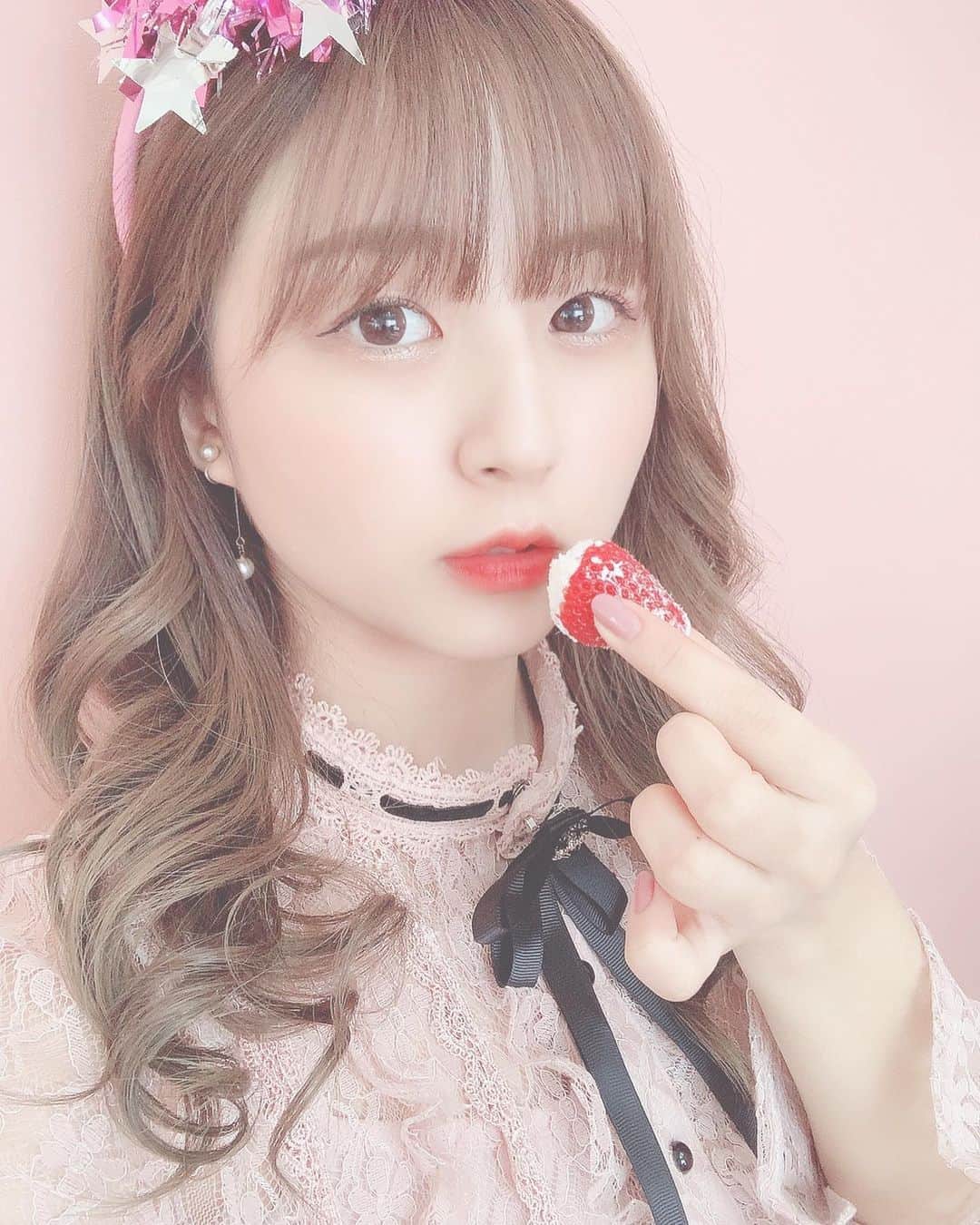 宮崎梨緒のインスタグラム：「🍓🍓🍓 * いちごってなんでこんな美味しいんやろ *  #いちご #strawberry #딸기  #selfie #selca #셀피 #셀카  #일상 #instagood #japan」