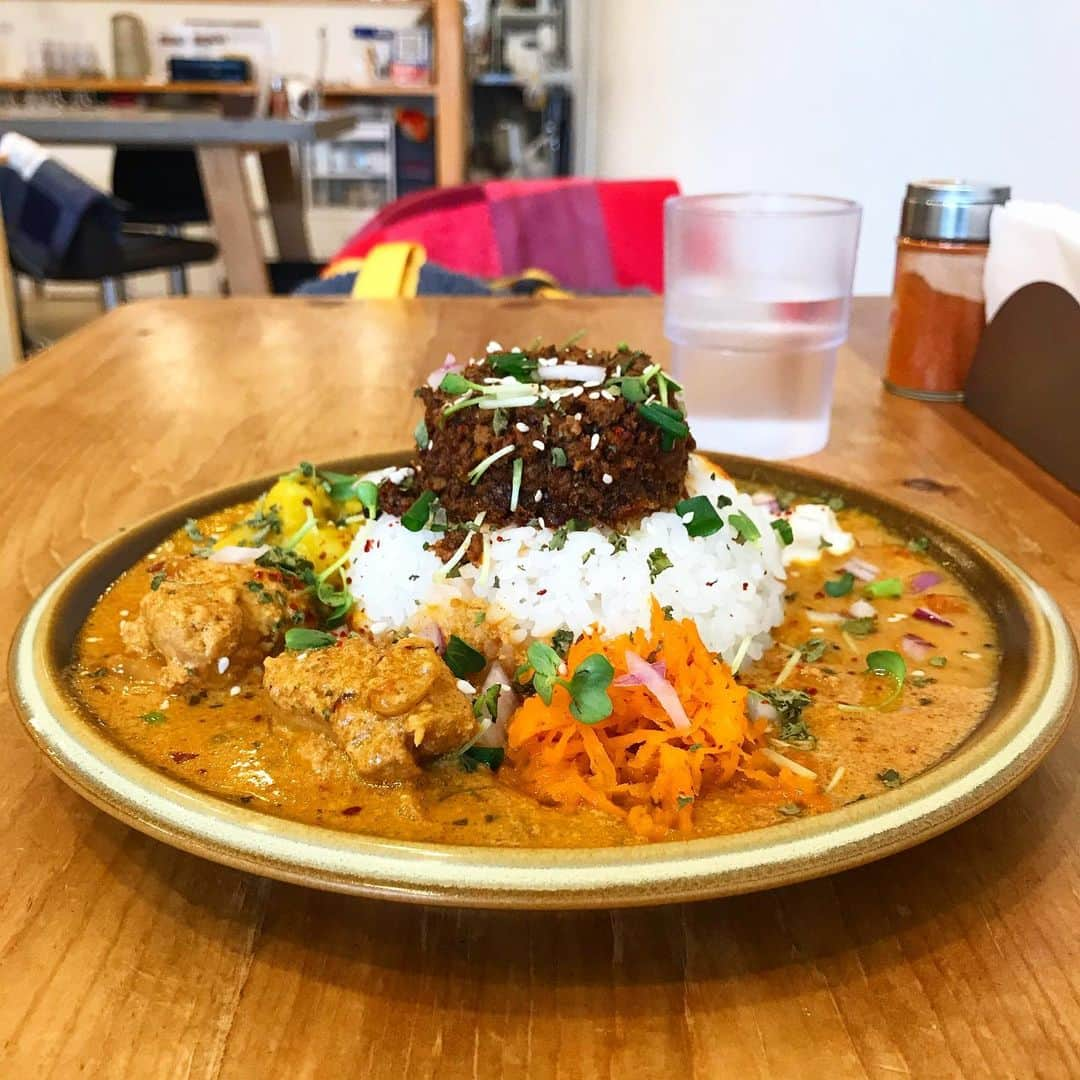 畑中葉子さんのインスタグラム写真 - (畑中葉子Instagram)「3種盛り😍💕💕 CURRY & SPICE HANAKO・祐天寺  HANAKOで初めてカレーを食べたときは2種盛りまでしかなくて、前回も3種盛りを食べたかったのだけれど私のアレルギーのエビの入ったカレーで食べられず、今日はやっと3種盛りが食べられた。 そして、出産後の店主にも会うことができたよ。 赤ちゃん、もう9ヶ月だって!! 時の流れが早すぎて失神しそうだ。 HANAKOオープン当時は店主がスゴイ寒い中、大きなお腹でお店の前で小さな看板を手に呼び込みをしてたんだよ。 「この子、根性あるな」って思ってたけど、今は押しも押されもせぬカレー店になったね。 「コロナ禍、お互いに仕事がんばろうね」って励まし合って帰ってきたよ😄✨  #カレー #カレーライス #スパイスカレー  #CURRYandSPICEHANAKO #カレーアンドスパイスハナコ #HANAKO #祐天寺 #yhcurry」1月27日 15時50分 - hatanaka_yoko