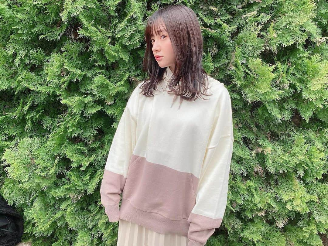 西永彩奈さんのインスタグラム写真 - (西永彩奈Instagram)「たまには私服！！萌え袖♡ . . @racine.store ふんわりモカパーカー  バイカラーの色味がかわいい〜♡ だいたい私服は白か茶色が多いです。 このパーカーは着心地も肌触りも良くてお気に入り☺️ 着回しもしやすい〜( ´ ▽ ` )ﾉ  可愛いBOXで届いたのも嬉しかった〜💕  #racinestore#ラシーヌ#ふんわりモカパーカー#パーカー#パーカー女子#パーカーコーデ#ニットパーカー#パーカー好き#ファッション#着回し#冬服#私服」1月27日 15時53分 - nishinagaayana