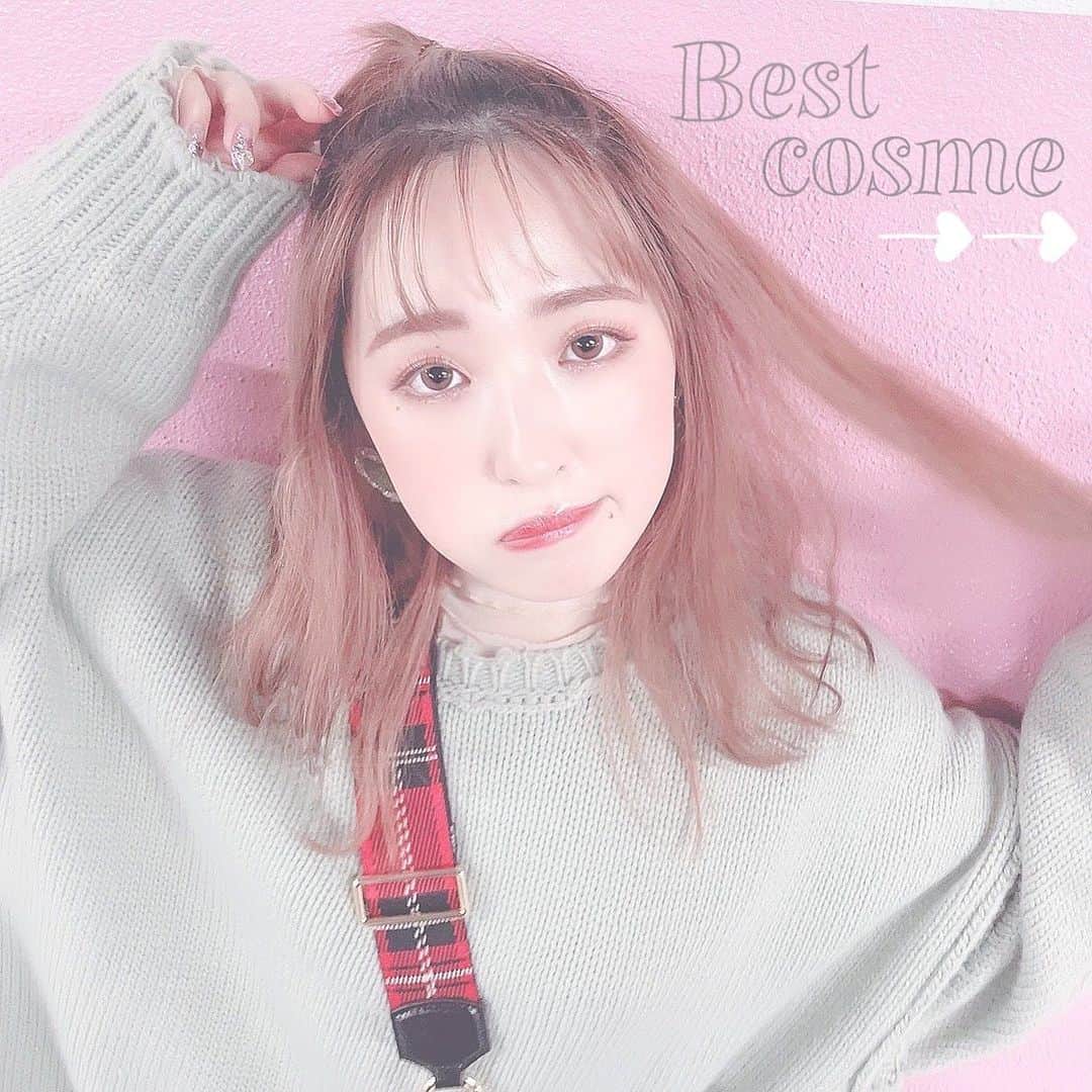 のインスタグラム：「2020のべすこす💄﻿ ﻿ ﻿ まとめてたらおそなってしもた〜💦﻿ ﻿ ジャンル分けてみたので﻿ （私なりにではありますが🙊）﻿ よかったらご参考までに！﻿ ﻿ 10枚じゃ収まり切らんかったので﻿ ちょっと分け…ます…。﻿ 需要ないかもしれんけども、﻿ 自分の記録として加工頑張った！﻿ ﻿ ﻿ 一枚目はベスコス使って﻿ 完成した顔になります！﻿ 腹立つ顔しててすみません🧏🏻笑﻿ しかも半目…🤦🏼‍♀️爆笑👻﻿ ﻿ 説明はざっと書いてます！﻿ 声優やけど文章は苦手🤷🏼‍♀️﻿ 分かりにくかったらごめんね🥺﻿ ﻿ ﻿ 今回はベース編でございます♡﻿ 大事な大事な土台作り。　﻿ わたしは普段コスメ好きだけど﻿ 持ち歩くのは好きくない🙃💭﻿ なのでいかにメイク直しをせず﻿ 一日を過ごすかを考えてます。﻿ ﻿ リップは持ち歩くけど、パウダーも﻿ お直し用のなんかとかは持たぬ🙅﻿ パウダーはほんとにたまーにかな、﻿ ディズニー行くときとか、夏に一日﻿ 外に出なきゃいけないときとか💭﻿ それ以外はめんどくさがりでなので﻿ 家出るときに全てを完成させます。﻿ ﻿ ファンデーションはいかに密着度を﻿ あげて叩き込み、乾燥を防ぐか。﻿ 紫外線カットも忘れずにね😉✨﻿ ﻿ 眉毛はまあ…あんま落ちないから…﻿ 夏はこまめにおでこをハンカチで﻿ 優しく汗ふくとかね…そんなもん。﻿ ﻿ チークはベース削れるのが嫌だから﻿ 必ずパウダーをやっさしくぽんぽん﻿ ハイライトでツヤ作ってキラキラに﻿ 唇の山にハイライト塗るとよきよ◎﻿ ﻿ ﻿ メイクは慣れと練習とちょこっとの﻿ 知識あればなんとかなる気がする！﻿ 可愛いを作って明日も頑張ろう💄﻿ ﻿ ﻿ ﻿ #ベストコスメ #ベスコス #ベスコス2020 #💄﻿ #cosme #makeup #base #eyebrow #brush﻿ #larocheposay #ラロッシュポゼ #laneige #ラネージュ #elegance #エレガンス #visee #ヴィセリシェ #clio #クリオ #cezanne #セザンヌ」