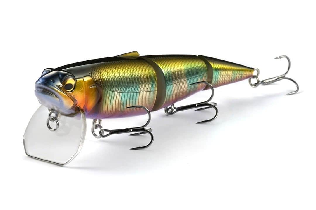 Megabass Inc.のインスタグラム：「【2021 NEW ITEM】 SuWITCH Katsuuプロデュースによるトランスフォーム・サーフェスジョイント『SuWITCH』  ワンタッチによるリップ調整機構「2段階可変ビル」×「2WAY交換パーツ」によって、1つのルアーがあらゆる状況にアジャスト。 潜行レンジがワンタッチで切り替えられ、アクションの切り替えもできる、新生代のマルチパーパス・スイムベイトです。 詳しくは、製品ページへ https://www.megabass.co.jp/site/products/suwitch/ SuWITCH is a transformable surface joint swimbait produced by Katsuu. By these 2 mechanisms “two-step adjustable rip system” and “2-WAY replacement parts”, you can instantly shift its rip angle for your ideal diving range and change its action.  SuWITCH is the new generation of multi-purpose swimbait that can be adjusted to any environment by one-touch.  #メガバス #MEGABASS #SuWITCH」