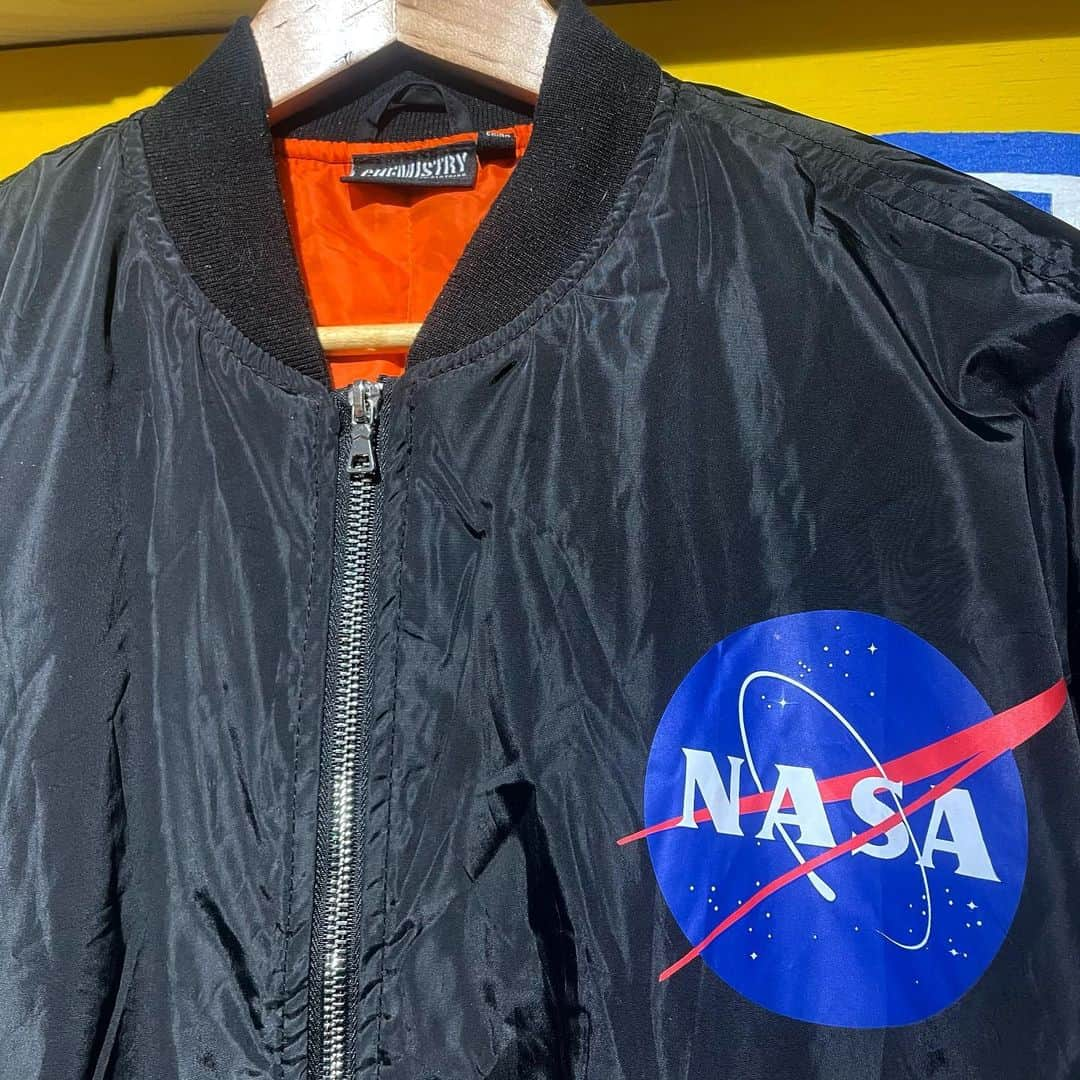 Dickies_projpのインスタグラム：「-USED- NASA MA-1  もうさ、なんでだろうね！？ NASAってだけでテンションあがっちゃうのよね男子ってさ！しかもこれワッペンとかじゃ無いのよ！シルクスクリーンなの！プリントなのよ！背中のデカイのも！  そして腕のワッペンもスペース感満載でこれまた良い塩梅！！  着丈/65cm 身幅/55cm 袖丈/62cm (表記サイズ/L)  プロフィールLINKにあるweb shopより購入も可能ですので宜しくお願いします♬  本日1/27(水)17時〜20時での営業ですので宜しくお願いします。  ↓店舗情報↓  Select&Vintage shop 渋谷生業  渋谷区神南1-11-5 304 03-6427-8751  通常営業日時/火、水、木の17時〜20時  上記日時以外での来店は、予約制での受付けとなりますのでDMにてアポイントお願いします。  #渋谷生業 #ナリワイやーて〼 #古着屋 #vintageshop #渋谷 #原宿 #神南 #古着  #NASA #MA1」