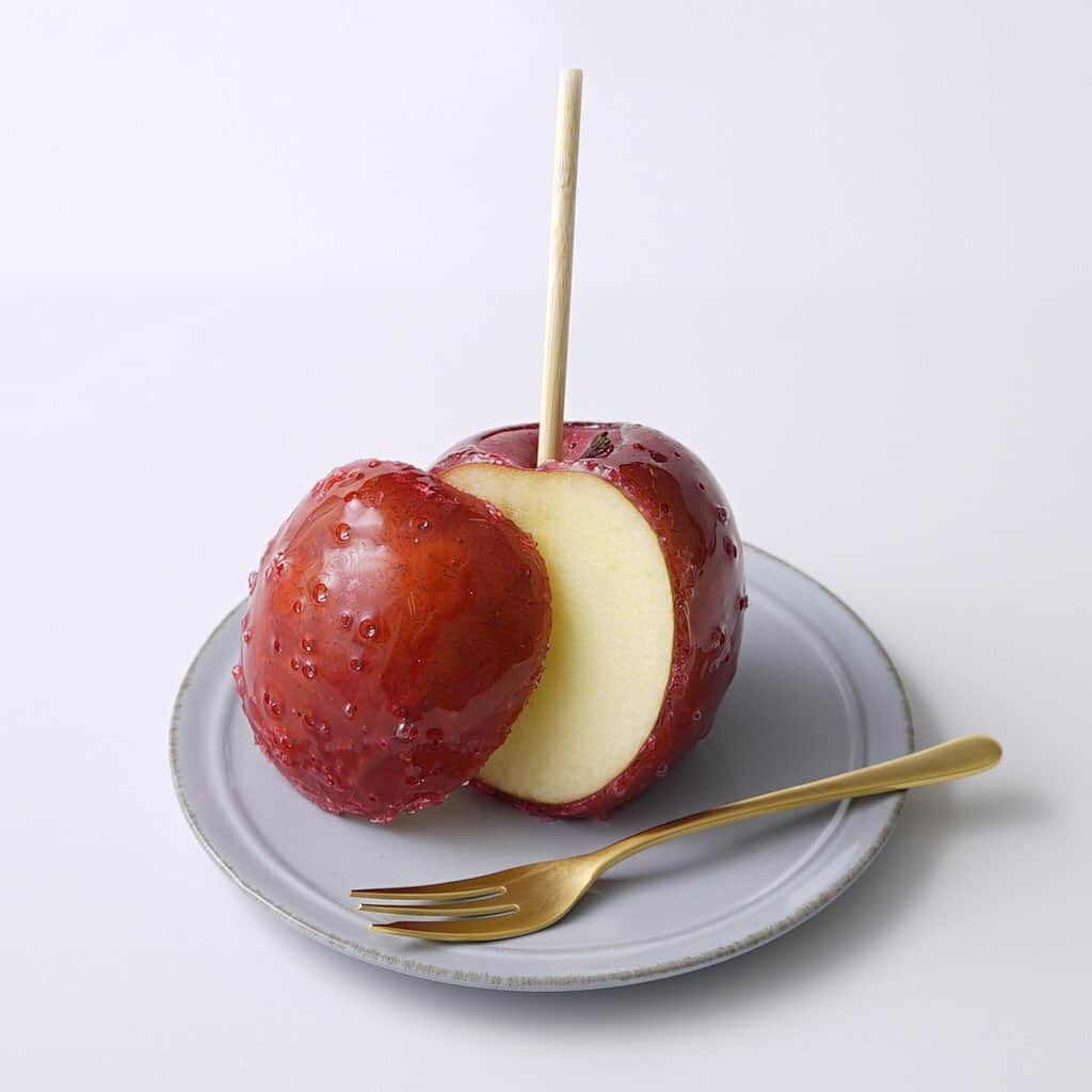 Cake.jpさんのインスタグラム写真 - (Cake.jpInstagram)「数量限定❣️もぎたて季節のりんご飴Aセット🍎  りんご飴の王道プレミアムプレーンが2個 、シナモン1個、ココア1個の合計4個セット🍎💛  パリっと噛んだら甘い果汁が飴と溶け合い混ざり合いやみつきになる最高の美味しさ😊✨  ぜひご賞味ください💓 ＝＝＝＝＝＝＝＝＝＝＝ この投稿をtap→商品を見る、又はプロフィールのショップを見るからご購入頂けます🧁 ＊＊＊＊＊＊＊＊＊＊＊＊＊＊＊＊＊＊＊＊＊＊＊＊＊＊ ⁠ ⁠⁠⁠⁠⁠⁠⁠⁠⁠⁠⁠⁠⁠⁠⁠⁠Cake.jpでは、皆さんからシェアされた⁣⠀⁠⁠⁠⁠⁠⁠⁠ ⁠ 素敵なお祝いのコンテストをおこなっています⁠🙌⁠ ⁠ ⁠⁠⁠ ⁠ 👇フォトジェアニバーサリー参加方法👇⁠ ⁠ ⁠⁠  Cake.jpのケーキでのお祝いの様子を⁣⠀⁠⁠⁠⁠⁠⁠⁠⁠ ⁠ @iiicakejp #フォトジェアニバーサリー で タグ付けしてシェアするだけ🌈  ご参加を心よりお待ちしております💡 ⁠ ※当アカウントと同様のなりすましアカウントが報告されています。当社とは関係がございませんのでご注意くださいませ※ ＊＊＊＊＊＊＊＊＊＊＊＊＊＊＊＊＊＊＊＊＊＊＊＊＊＊  #美味しいもの好きな人と繋がりたい#おうちスイーツ#お取り寄せスイーツ #お家パーティー#お取り寄せグルメ#甘党#素敵なお祝い#スイーツ好きな人と繋がりたい#食べるの好きな人と繋がりたい#お土産#手土産スイーツ#スイーツ好き#スイーツ部#プレゼント#サプライズ#お菓子#いつもありがとう#かわいいスイーツ#オシャレなスイーツ#おうちカフェ#ご褒美#ご褒美スイーツ#りんご#林檎#りんご飴#シナモン#ココア#かわいいお菓子」1月27日 16時02分 - cakejp_official
