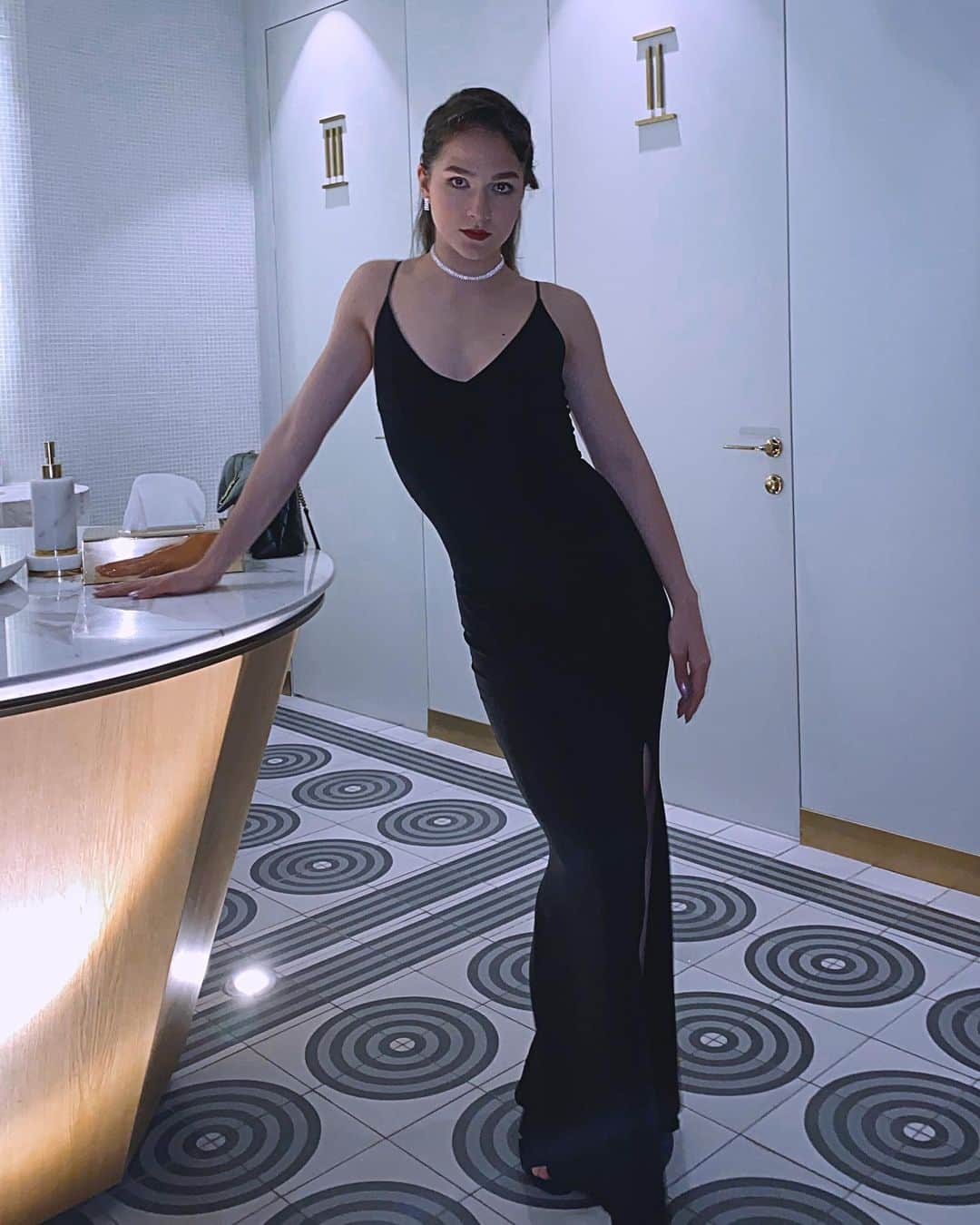 スタニスラワ・コンスタンチノワのインスタグラム：「Подружка Бонда?😂」