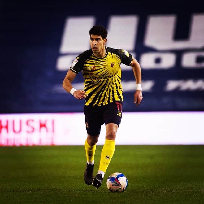 アダム・マシーナのインスタグラム：「+1 point and another clean sheet ... we move forward ⚽️🐝」