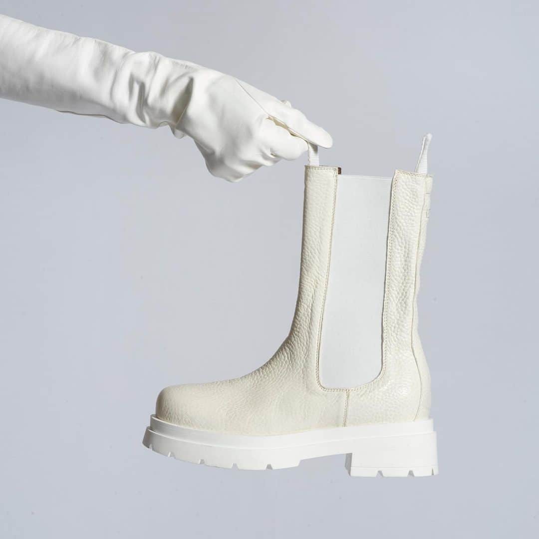 コレクションプリヴェのインスタグラム：「collection PRIVĒE? FW 21/22 WHITE on WHITE #newcollection  • • • • • #collectionpriveeofficial #fw2122 #accessories #new #fashionista #boots #collectionpriveeaccessories #madeinitaly #white #softleather #rubbersole #lookbook #womenscollection #womensaccessories #shoemaker #arrisanal #totalwhite #hpfrance」