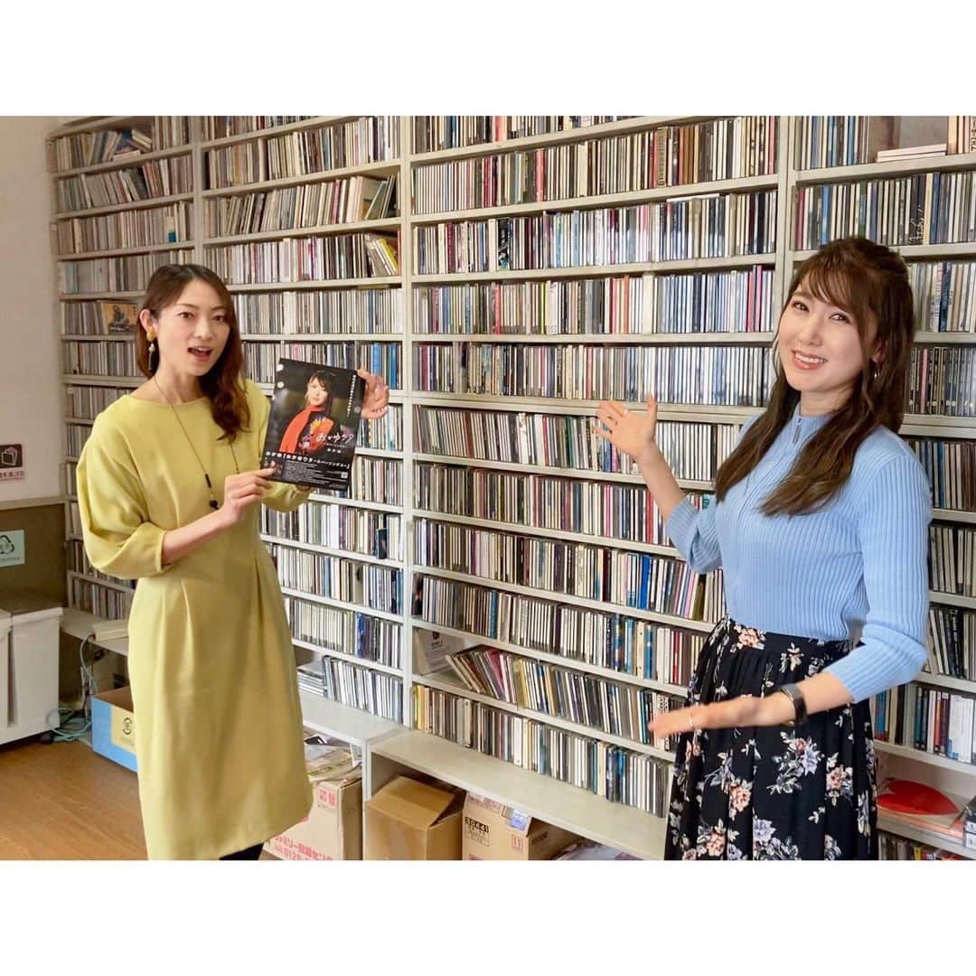 おかゆのインスタグラム：「🎼📻🐶🧑🏻‍🎨🎨🌈 . 今日は松本英子さんの番組 「松本英子のサウンドスケッチ」の収録でした🔊 来月リリースの 「おかゆウタ 〜カバーソングス〜」について それぞれの楽曲に対する想いなど たっぷりとお話出来ました🥰 . 松本さんの番組には、一昨年お世話になった以来！ またゲストでお招き頂き感謝です🤗❤ . 恐縮ながら… 「squall」をステイホームライブで リクエスト頂いて歌わせて頂いた事も 直接お伝え出来ました🥺🎸 温かい時間をありがとうございました🤗 . 放送日は 🌈2/13(土)～2/19(金)です！🔊 . 秋田放送 （土）19:30～19:55 山梨放送 （土）5:00～5:25  ラジオ福島（土）21:30～22:00 栃木放送 （日）12:30～12:45 静岡放送 （水〜金）18:30～18:45 山口放送 （日）16:20～16:30 北日本放送（月〜金）18:00～18:15 大分放送（日）12:45〜13:00 . 是非お聴き下さい🐶🔊 . #松本英子のサウンドスケッチ #松本英子 さん #squall #おかゆウタ #カバーアルバム #ラジオ収録 #シンガーソングライター」