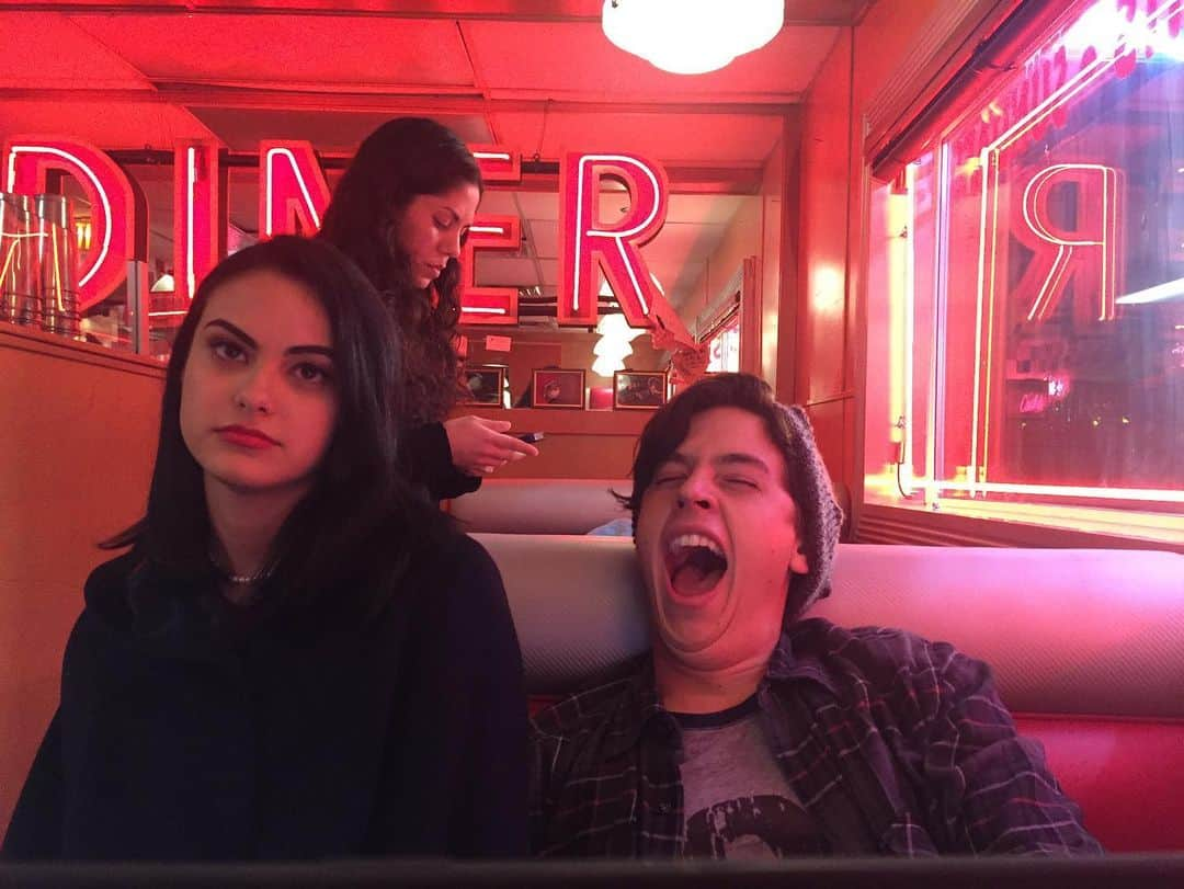 リリ・ラインハルトさんのインスタグラム写真 - (リリ・ラインハルトInstagram)「Riverdale premiered 4 years ago. And what a wild ride it has been since then. In honor of that— here are some pics from 5 years ago, when we were just little babies who had no idea that we were about to become family.」1月27日 16時22分 - lilireinhart