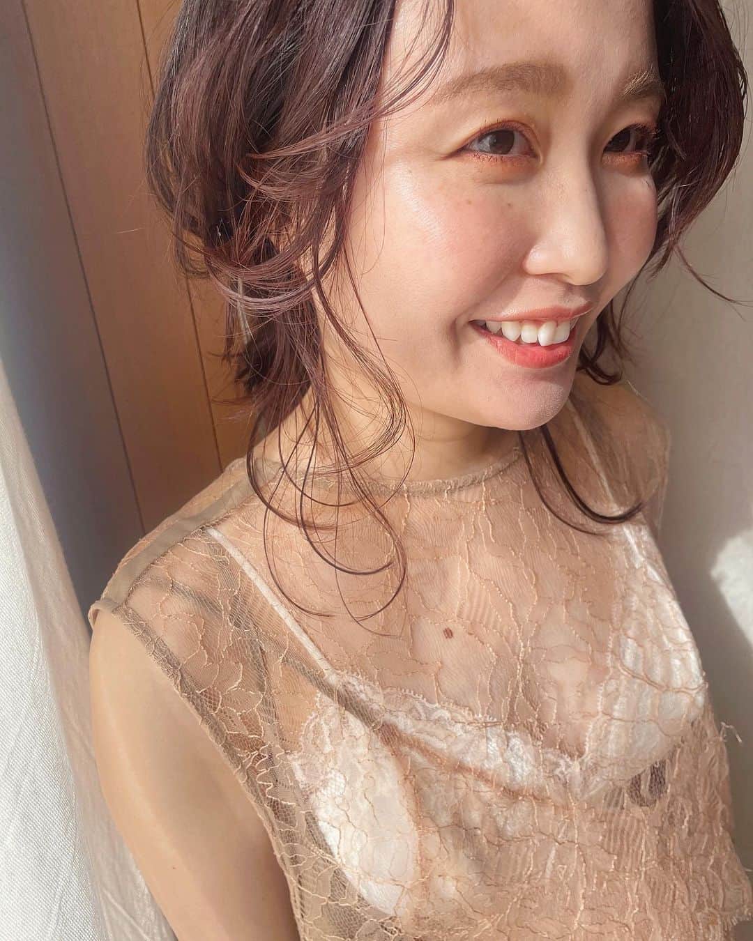 sakincho1028のインスタグラム：「メイクは素肌っぽく、ほんのりつやっと。 ﻿ ヘアはピンクブラウンのカラーに﻿ バームでさっとゆるシニヨン。﻿ とてもかわいい妊婦さまでした🌷﻿ 久しぶりにカットカラーで来てくれて マタニティのヘアメイクもさせてもらえることになって とってもハッピーでした✌🏻🌷 #sakinchohair﻿ #hairarrange#hair#arrange#hairset#ヘアアレンジ#アレンジ#ヘアセット#豊橋#美容室#ヘアメイク#出張ヘアメイク#ブライダルヘア#マタニティ#マタニティフォト﻿」