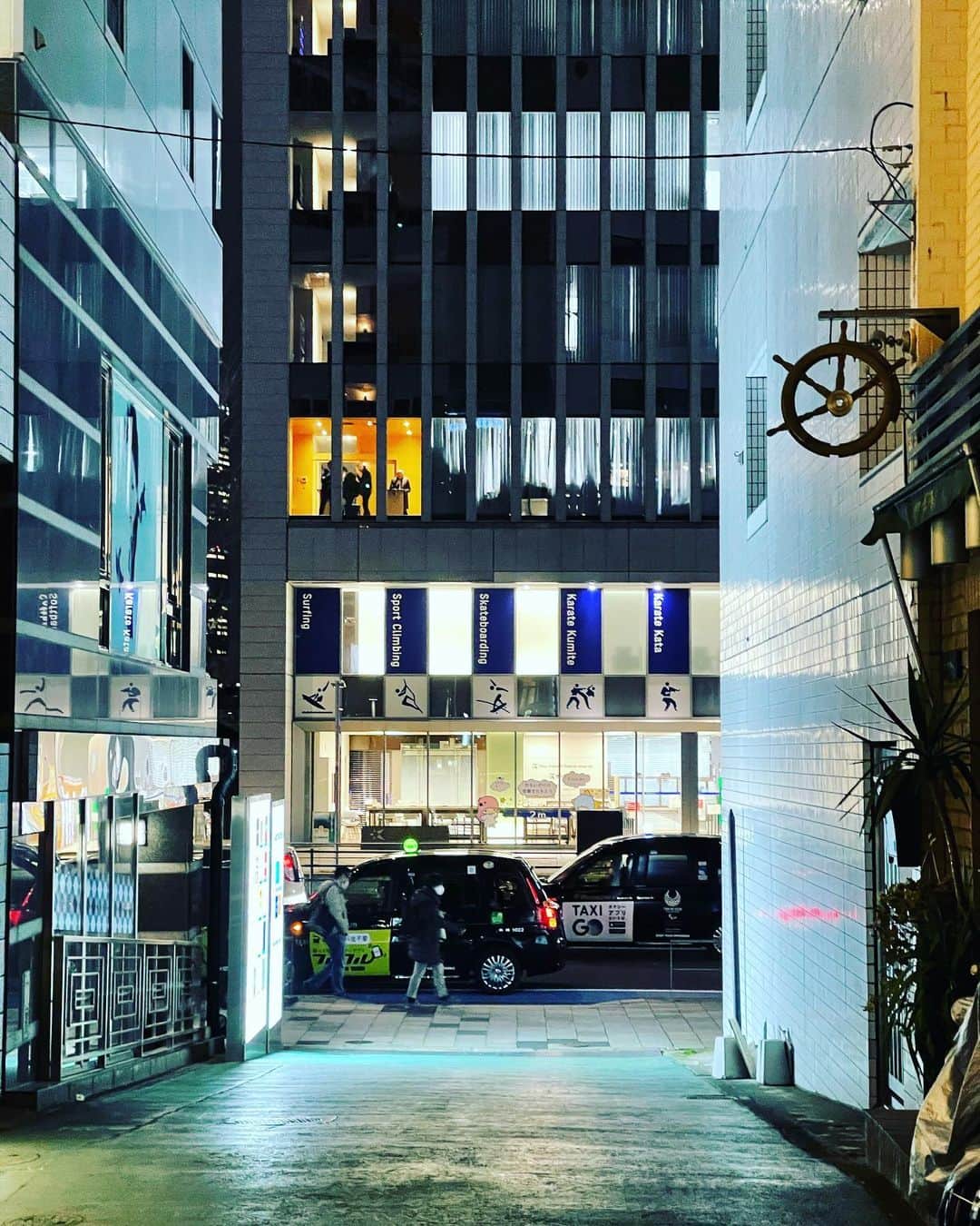 佐藤東弥のインスタグラム：「都心の路地にて」