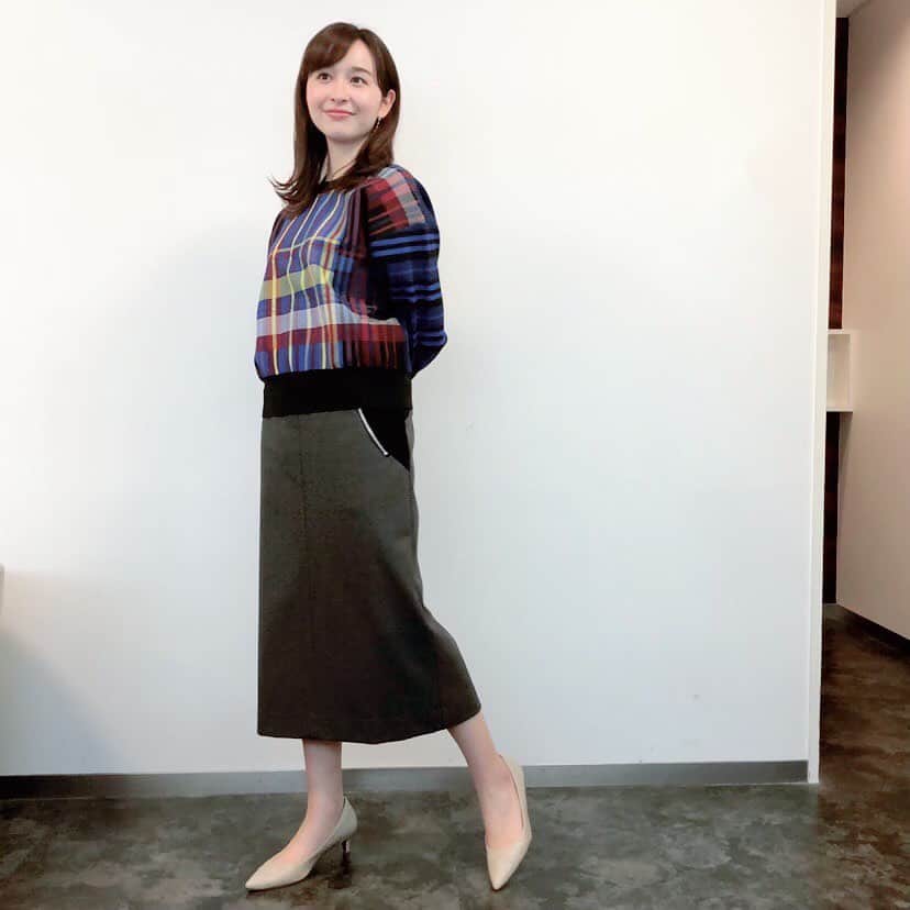 TBS「あさチャン！」さんのインスタグラム写真 - (TBS「あさチャン！」Instagram)「Today's メグ Fashion🌙 ・ スタイリストさんからのポイント💁🏻‍♀️✨ トップスのニットは、張り感があり とてもきれいな色の組み合わせのチェックで 明るい気分にさせてくれます☀️ 袖部分の編み方を変えていて、 このニット一枚だけでデザインがなされているので 一枚でおしゃれな感じになります☺️ スカートもシンプルタイトスカートですが、 脇にファスナーと黒の布違いで アクセントになっていて素敵です✨ ・ カジュアルに着るにはニットのボトムを 合皮のアコーディオンスカート白とかに変えて スニーカーなんて素敵じゃないですか😆🎶 スカートのトップスに真っ赤な ローゲージニットを合わせても可愛いです💕 ・ 色々コーデを変えられるので 楽しんでみてはいかがでしょう🤗 ・ 上下→Apaiser lame ・ ・ #tbs #あさチャン #アナウンサー #宇賀神メグ #メグコーデ」1月27日 16時32分 - tbs_asachan