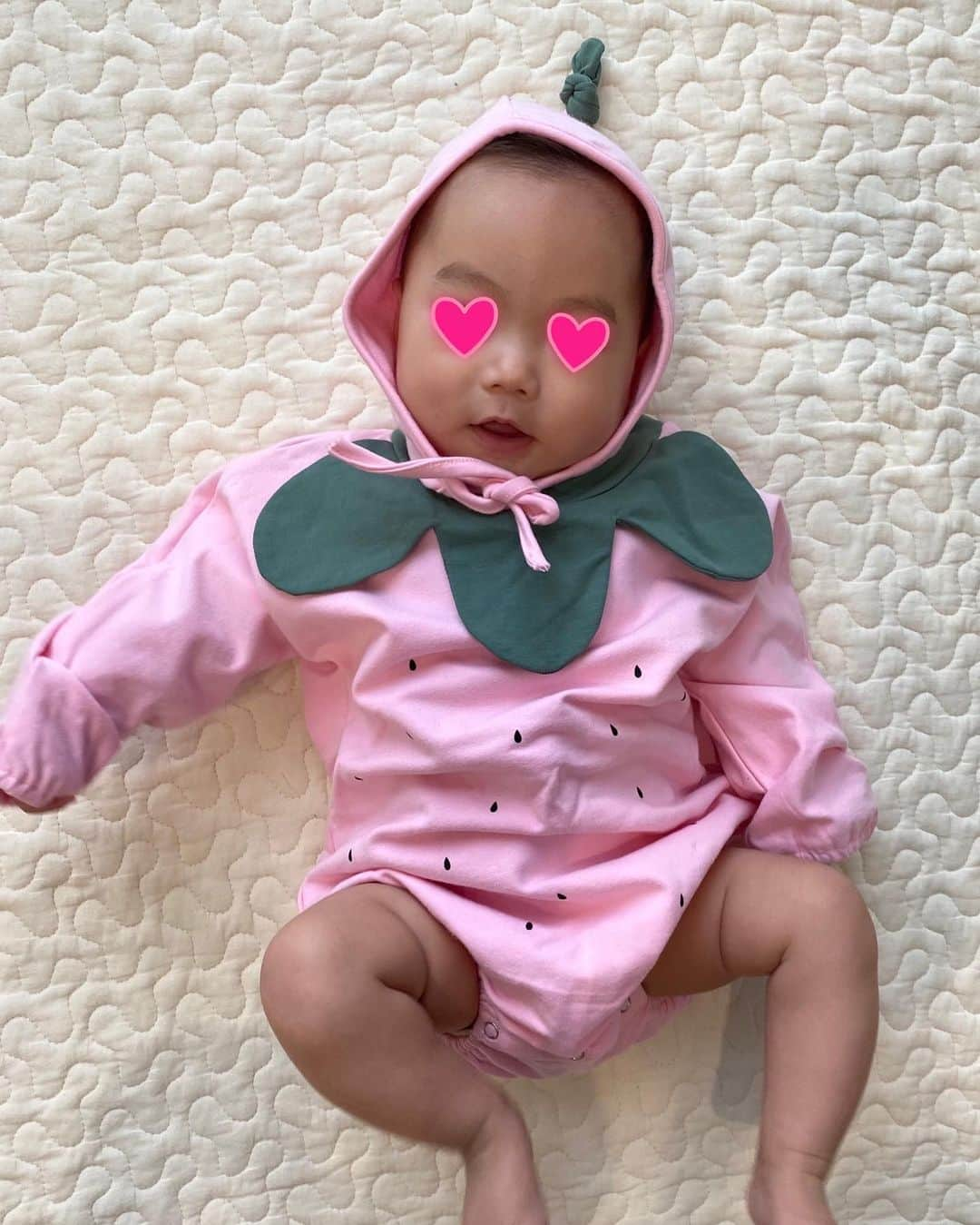 古屋敷沙耶さんのインスタグラム写真 - (古屋敷沙耶Instagram)「旬のいちご🍓が我が家にも👶笑 . . . . . #いちご#いちご服#ベビー服 #友人からのプレゼント #生後5ヶ月ベビー#女の子ベビー #女の子ママ#ママアナウンサー #親バカ部#親バカ部女の子」1月27日 16時44分 - mrt.furuyashiki