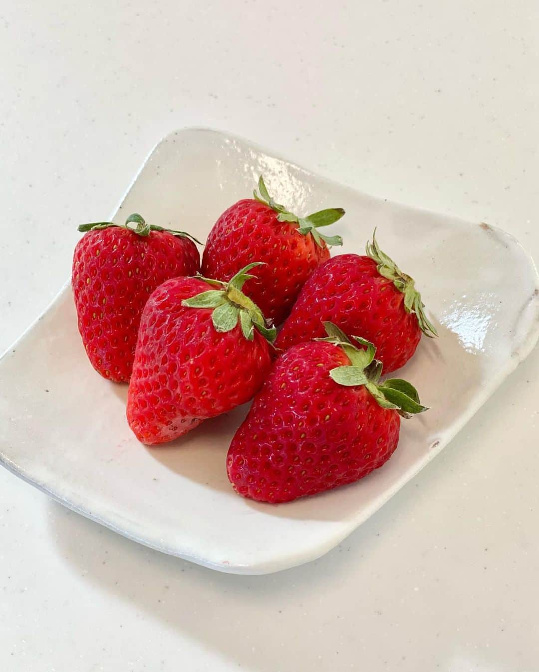 古屋敷沙耶さんのインスタグラム写真 - (古屋敷沙耶Instagram)「旬のいちご🍓が我が家にも👶笑 . . . . . #いちご#いちご服#ベビー服 #友人からのプレゼント #生後5ヶ月ベビー#女の子ベビー #女の子ママ#ママアナウンサー #親バカ部#親バカ部女の子」1月27日 16時44分 - mrt.furuyashiki