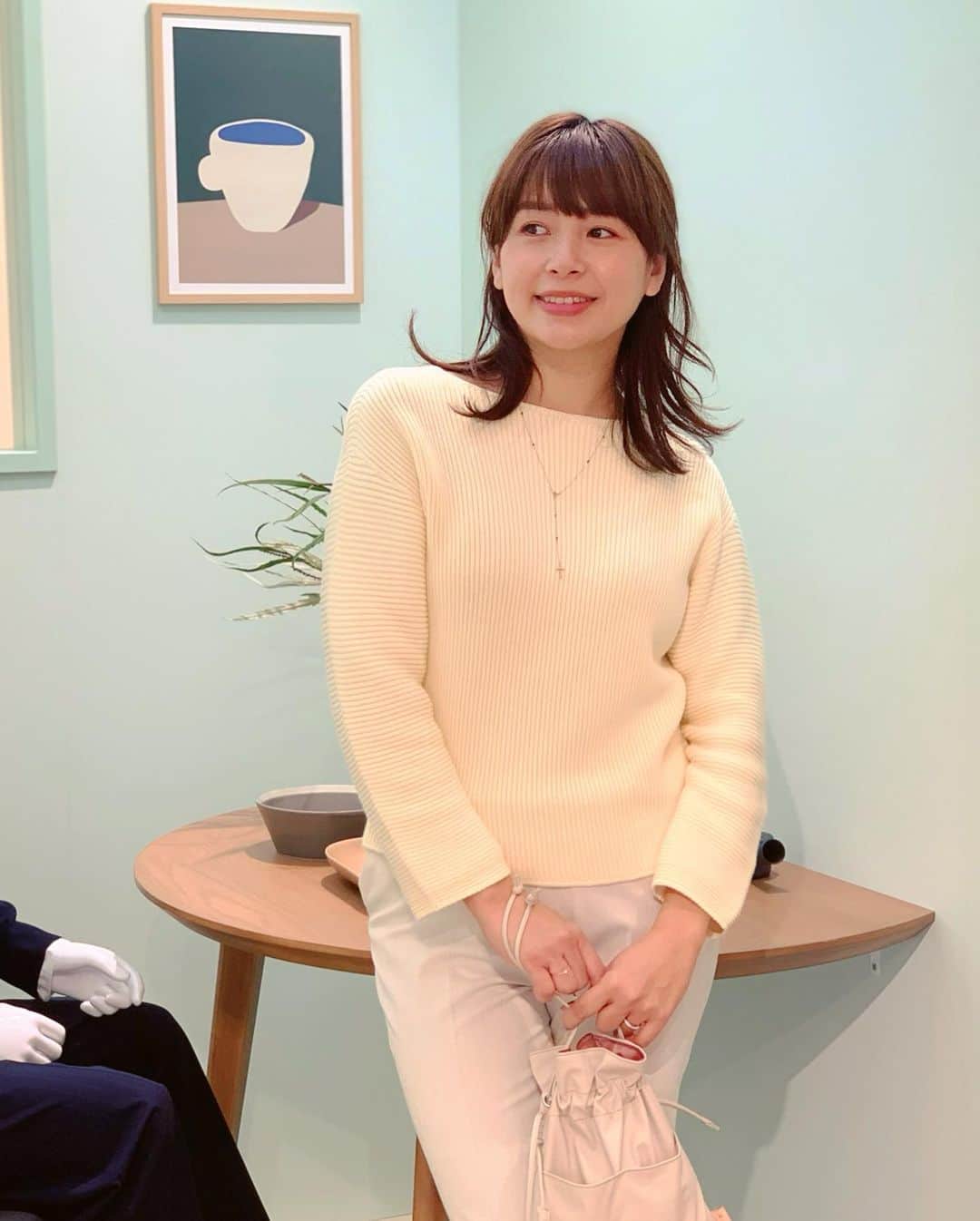 のインスタグラム：「UNIQLO U ついに発売✨ 完売アイテムも多いそうな。  1枚目の3Dニットは着やすいし、 毛玉にならないし、 前作から色違いで持っています。  いま思い出せない商品名は、 blogに貼りました!!  私は春はとにかく黄色が気になって、 平山みきさんになりそうです。 🌻💛🐱🐥🌼🌟🍋🧀🏵📒✏️  #若い人知らないよね #uniqlou #uniqlo #40代コーデ」