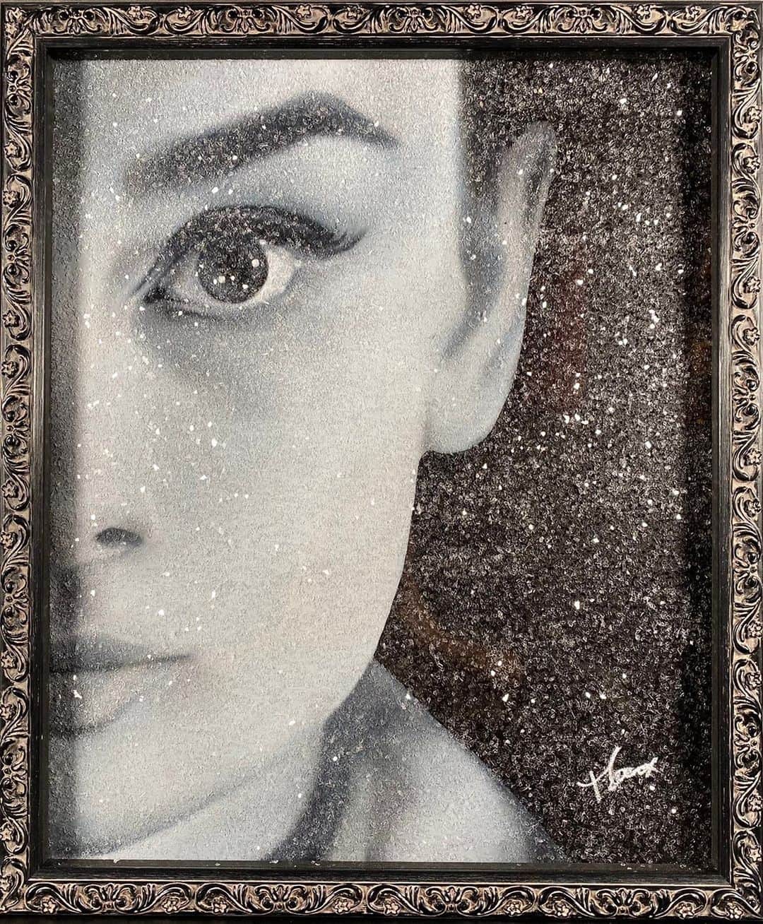 のインスタグラム：「#オードリーヘップバーン #audreyhepburn  455×380mm  8号サイズ #チョークアート女優シリーズ  With diamond dust   #moecochalkart #drawing  #art  #japan  #japanese #artist #moeco #チョークアート #chalkart #chalk #チョーク #tokyo #picture  #絵 #artist #松下萌子 #moecomatsushita」