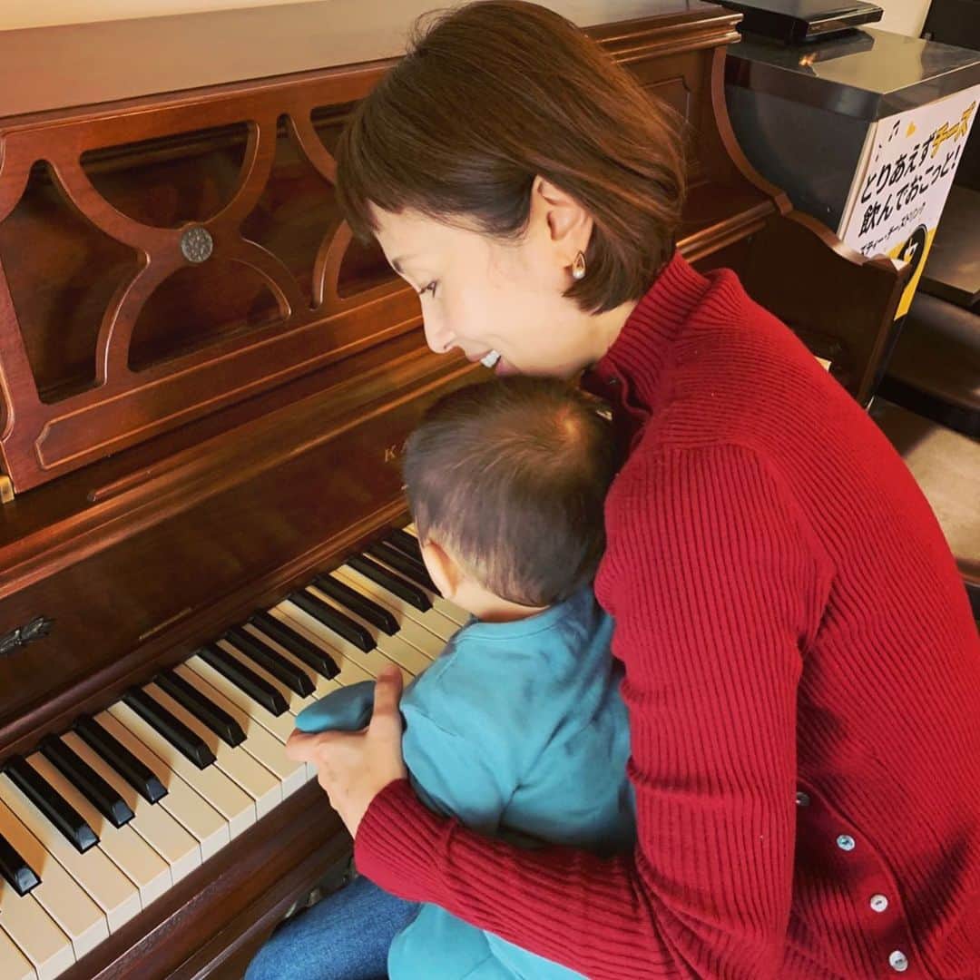 のインスタグラム：「息子がピアノで素敵な音を奏でてました。才能有るかも...🎹（親バカ😝）大きなエビフライとベイクドチーズケーキが美味しいお店で過ごしたある日☕️🤍」