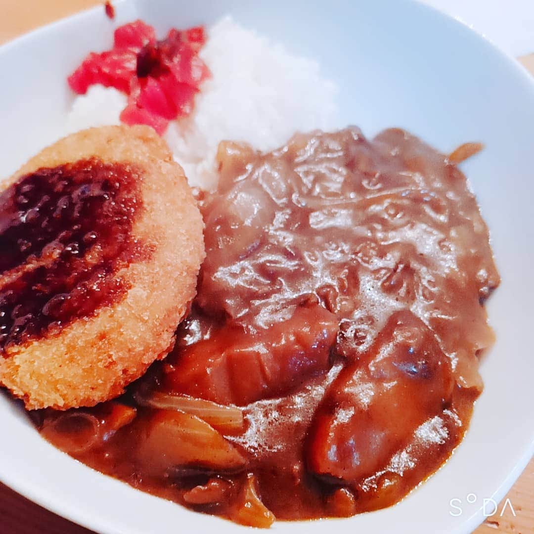 松本隆博のインスタグラム：「。 カレーは、肉はミンチ、 玉ねぎさえ薄切りにしたら あとの野菜はレンジあれば チンでOK！まーそうねぇ… 材料から、 15分あれば余裕で作れる (豪語)(^_^)」