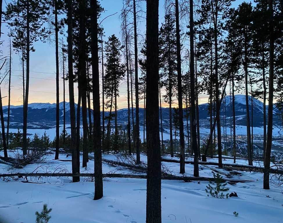 アメリカ大使館さんのインスタグラム写真 - (アメリカ大使館Instagram)「⛄️冬のハイキング🥾 寒いけど、空気が澄んでる感じで、また違った味わいがあります。 雪山🏔の向こうに見える日没直後の空の色も優しい感じがいいですよね。 . #usa #america #studyabroad #livinginamerica #colorado #hiking #trecking #winter #snow #mountain #sunset #magichour #trees #アメリカ #アメリカ生活 #留学 #冬景色 #山 #日没の空 #マジックアワーの空 #雪山 #コロラド州 #雪の中のハイキング #wellnesswednesday #ソーシャルディスタンス #自然の中で」1月27日 16時56分 - usembassytokyo