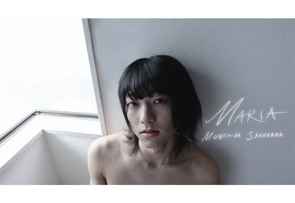 櫻田宗久さんのインスタグラム写真 - (櫻田宗久Instagram)「櫻田宗久写真展 「maria」 2021年2月5日（金）〜2月17日（水） ＊営業時間の変更の可能性がございます。  私たちの時間は一方向に流れていると信じられている。  現代に生きる私にはカメラがありビデオカメラもそれに付随するようになった。 私はビデオカメラでモデルを撮影しながら数時間を過ごす。 現実と非現実が重なり合うその映像を私は巻き戻していった。 イエスとマリアの存在を一人のモデルから現れるのを感じ、私は時間を止めた。  私の時間は多次元に存在し、そこは祈りの場所だ。 私は祈ろう。世界がどんなに残忍であっても。  アヴェマリア！寛容な乙女（マリア）よ、 一人の生娘（エレン）の嘆願をお聞き入れ下さい、 この固く荒々しい岩壁の中から 私の祈りが貴女のもとへ届きますように。 私たちは朝まで安らかに眠ります、 たとえ人々がどんなに残忍であっても。 おぉ乙女（マリア）よ、この生娘（エレン）の心配事を見て下さい、 おぉ聖母（マリア）よ、一人の懇願する子（エレン）を聞いて下さい。 アヴェマリア！  櫻田宗久　SAKURADA MUNEHISA 写真家・アーティスト 1993年にモデルとしてデビュー後、俳優、歌手、タレントとして活躍。現在は、写真家として国内外の展覧会に作品を展示している。  主なテーマとしてジェンダー、社会のパラダイムシフト、神話的世界への憧憬を作家の経験と日々を綴る形で現代の写真表現として発表。最近ではiphoneを使用して男性ヌードをモチーフに作品制作をしており、今回は初めてビデオカメラで撮影し、写真作品として発表する。  HP  http://munetopia.com　　　　　　　　　　 TWITTER  https://twitter.com/munetopia FACEBOOK  https://www.facebook.com/munetopia INSTAGRAM  https://www.instagram.com/munetopia note  https://note.com/munetopia SUZURI  https://suzuri.jp/sakuradamunehisa YOUTUBE  https://www.youtube.com/channel/UCaHXV21tnicO56Oe11dCtwg?view_as=subscriber  ※ランチタイム：１オーダー ※バータイム：チャージ＋1dオーダー BAR星男 東京都新宿区新宿2-6-8小沢ビル1F TEL 03-5379-6066 ●ランチ月曜～金曜 11時半～14時半（ラストオーダー） ●バータイム 時間短縮などの兼ね合いで詳細は後ほどお伝えします。星男Twitterに記載致します。  #2021 #art  #artgallerys #artist #photography  #櫻田宗久 #sakuradamunehisa  #contemporaryart #artcollectors  #fineartphotography #abstractphotography #contemporaryphotography #fineart  #abstractart #artcurators  #gay #gayart #artforummagazine  #malenude #instart #arte #현대사진 #미술　#chromosome #japan #艺术作品　#当代摄影」1月27日 16時56分 - munetopia